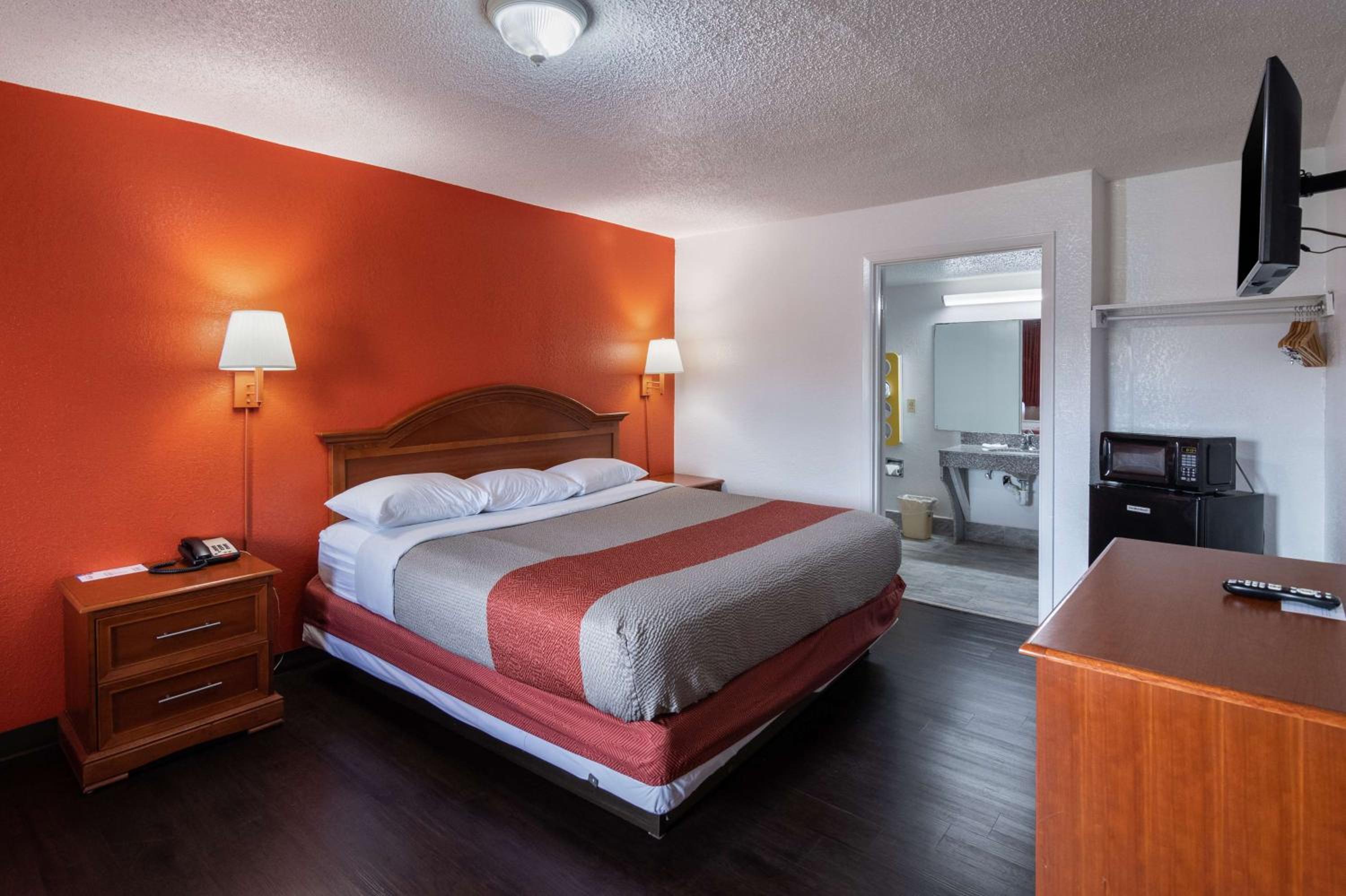 Deluxe King Room - Non-Smoking - Photo 1