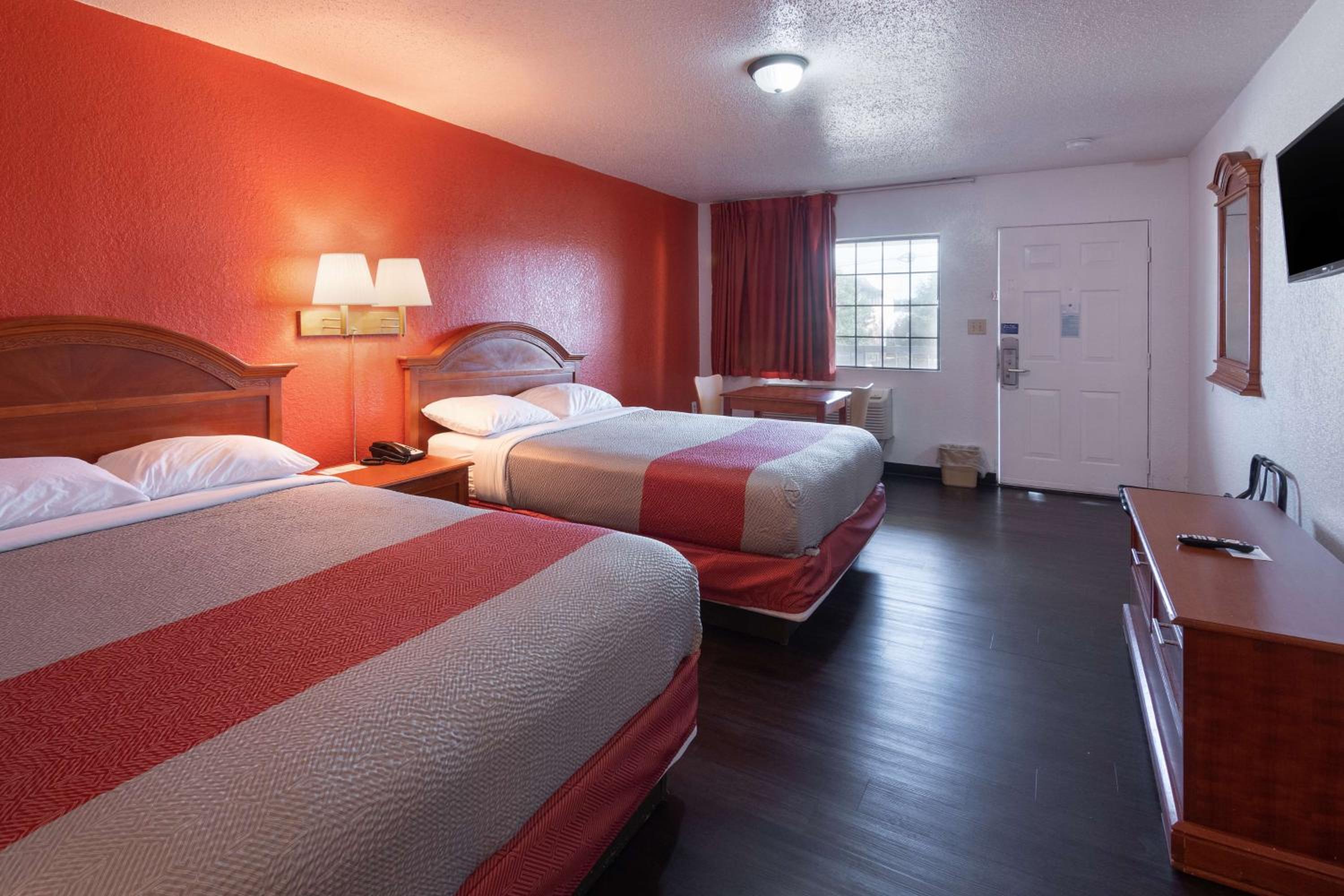Deluxe Queen Room with Two Queen Beds - Non-Smoking - Photo 2