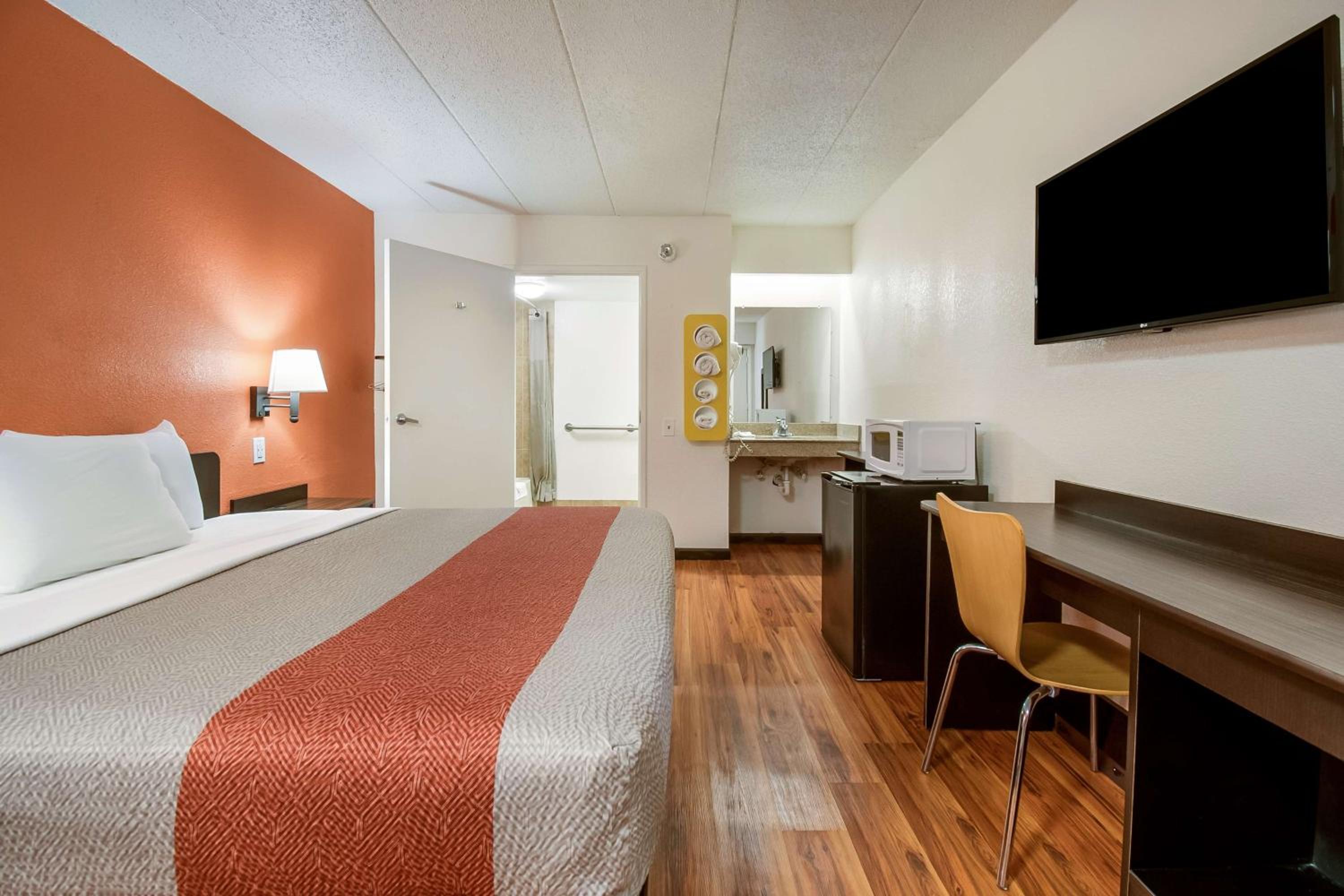 King Room - Non-Smoking - Photo 3