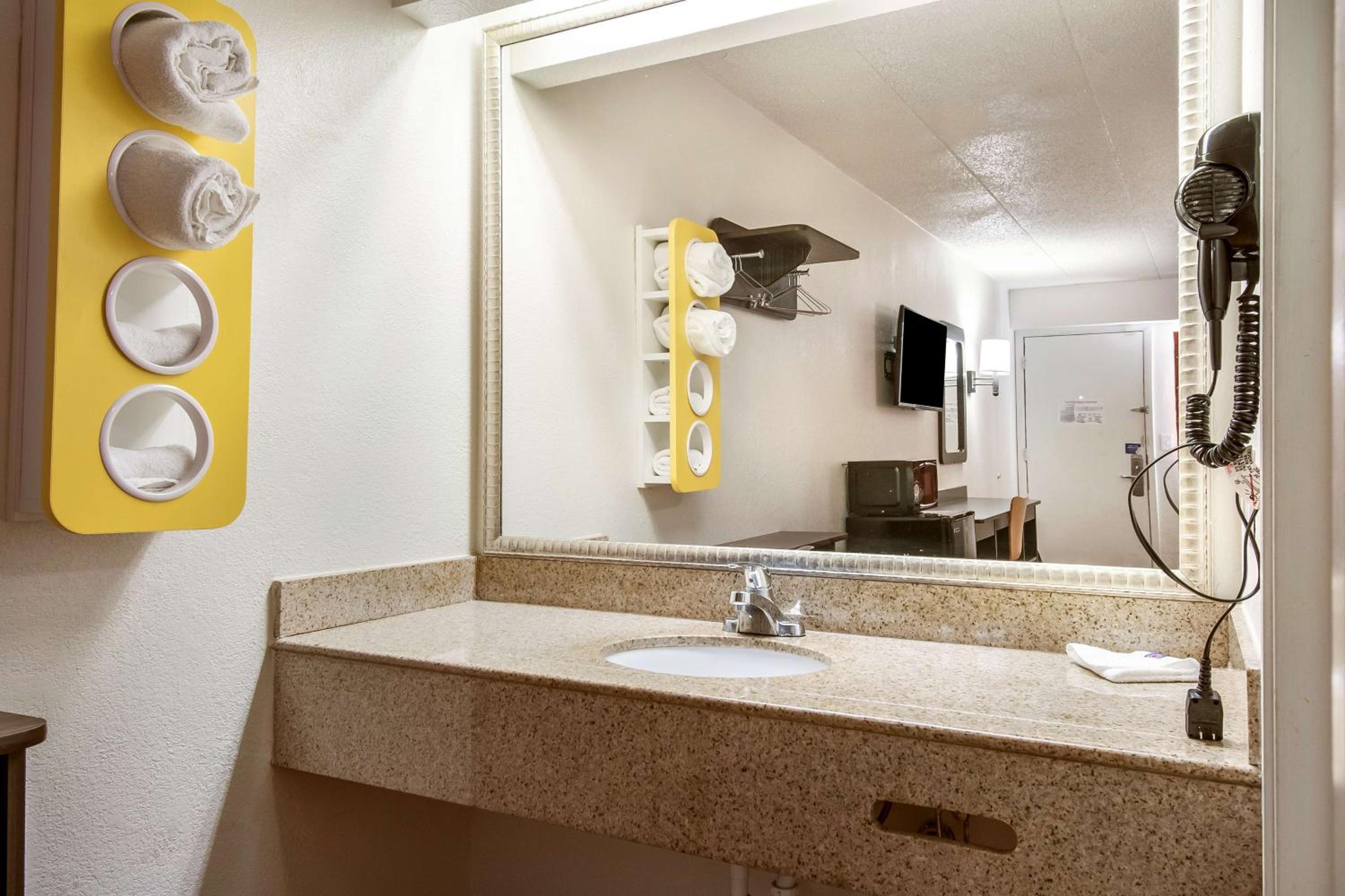Quadruple Room - Non-Smoking - Photo 2