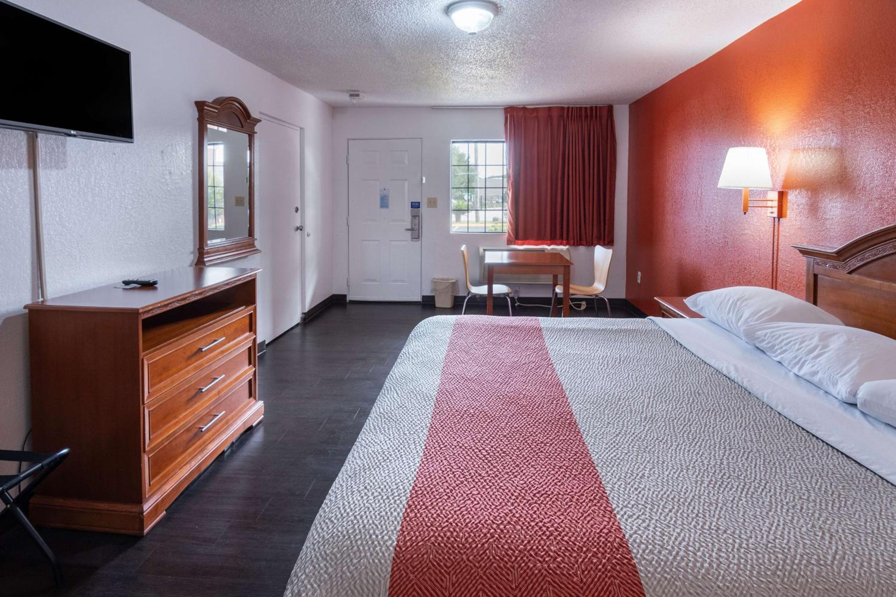 Deluxe King Room - Non-Smoking - Photo 8