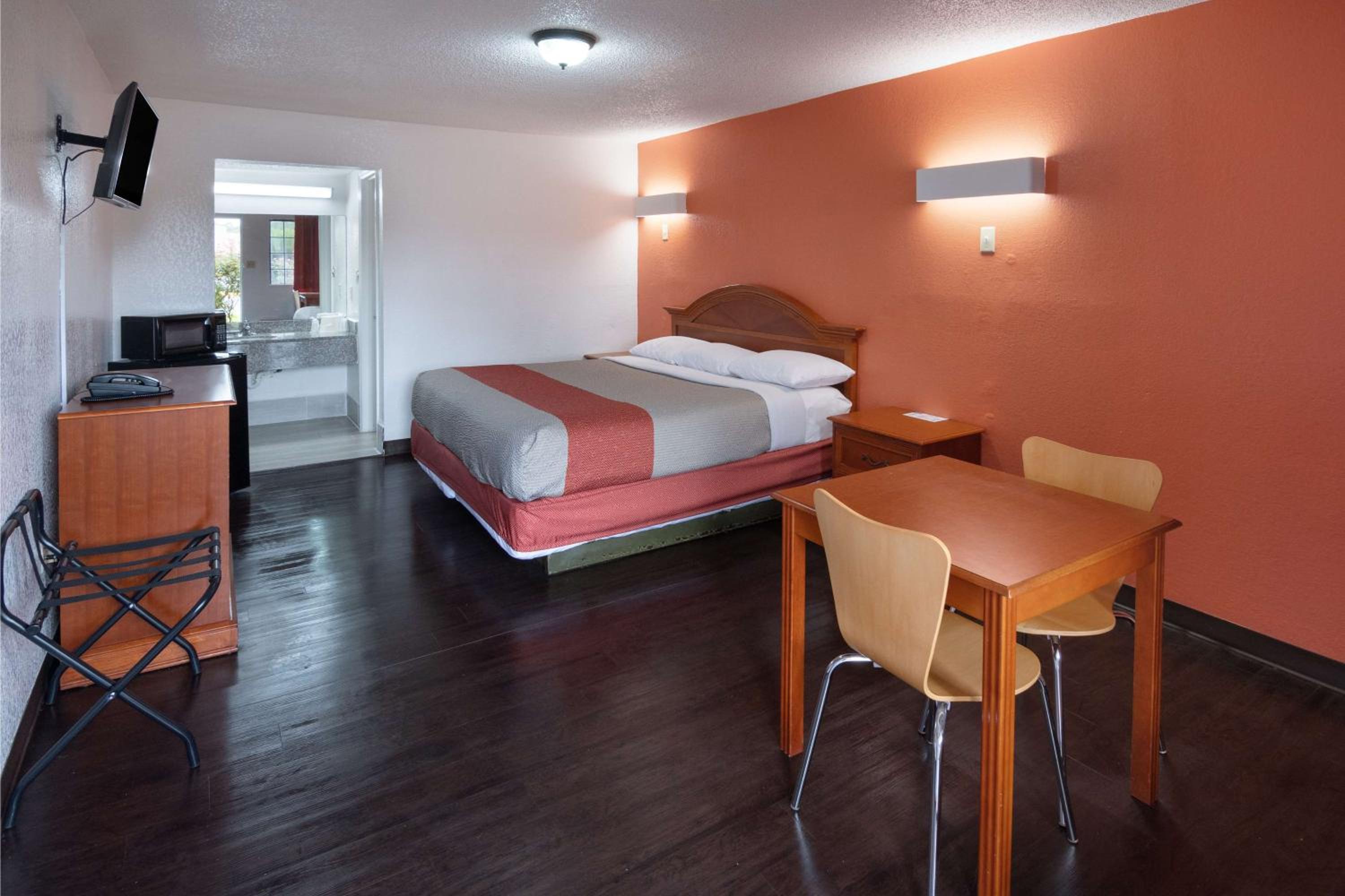 Deluxe King Room - Non-Smoking - Photo 2