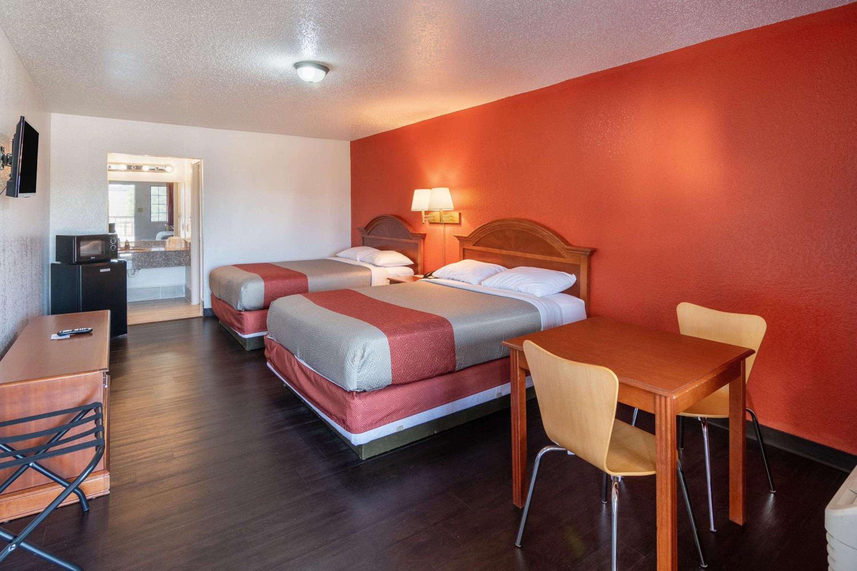 Deluxe Queen Room with Two Queen Beds - Non-Smoking - Photo 3