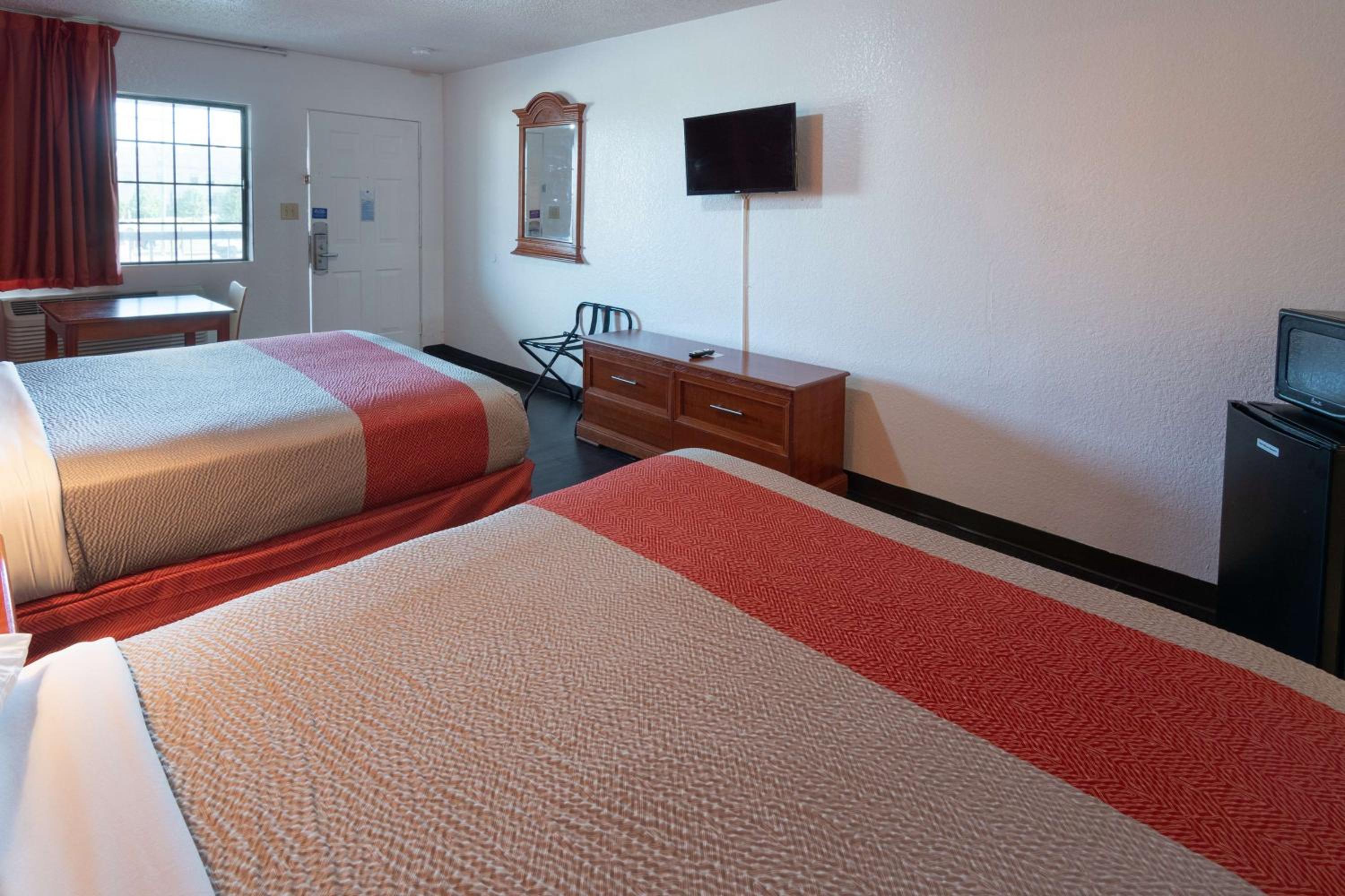Deluxe Queen Room with Two Queen Beds - Non-Smoking - Photo 4