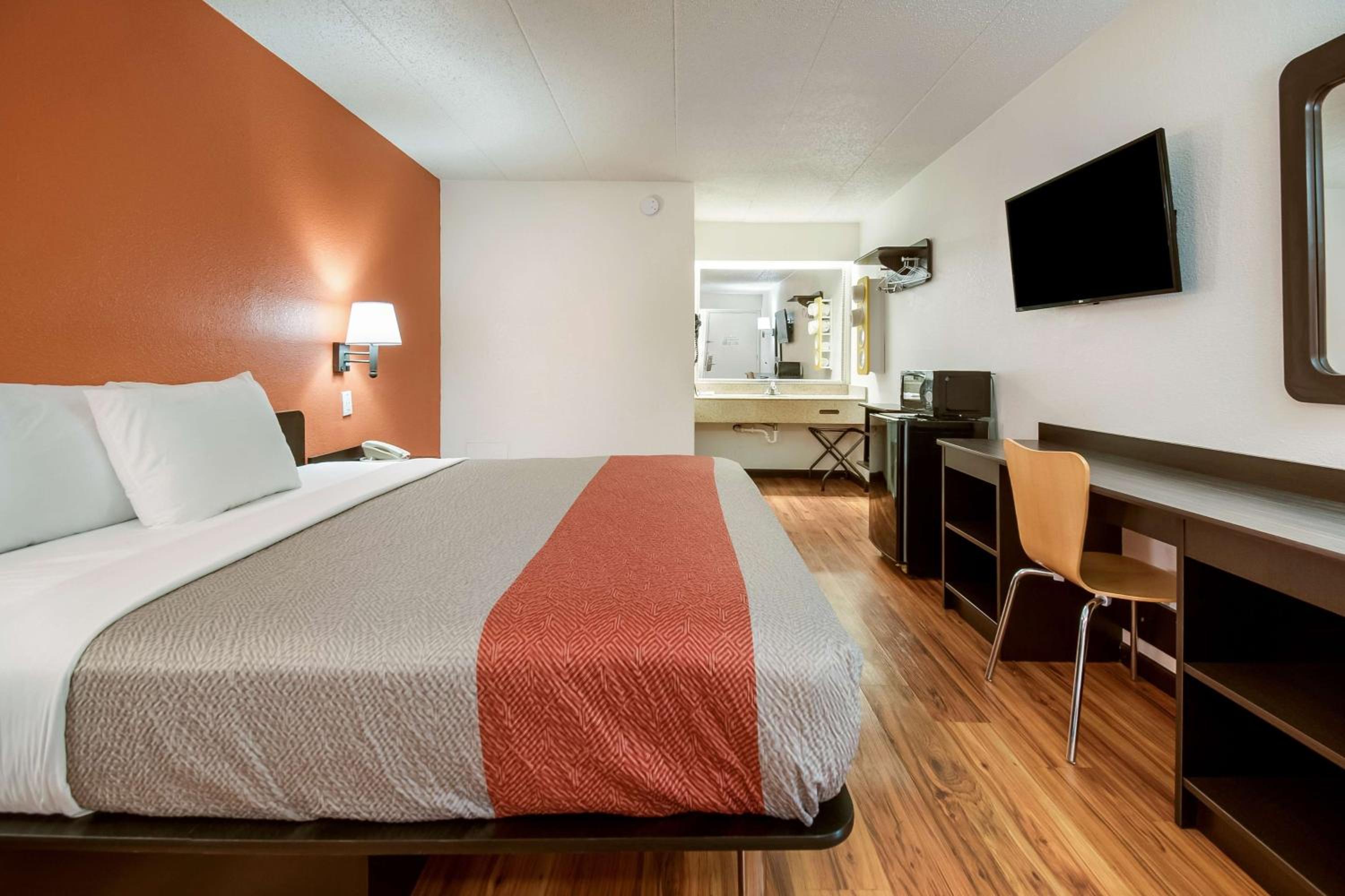 King Room - Non-Smoking - Photo 10