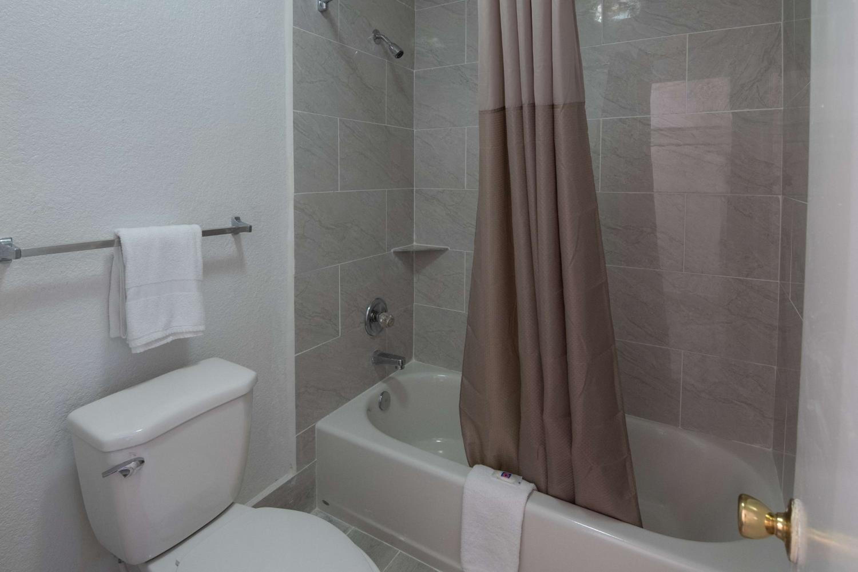 Deluxe King Room - Non-Smoking - Photo 4
