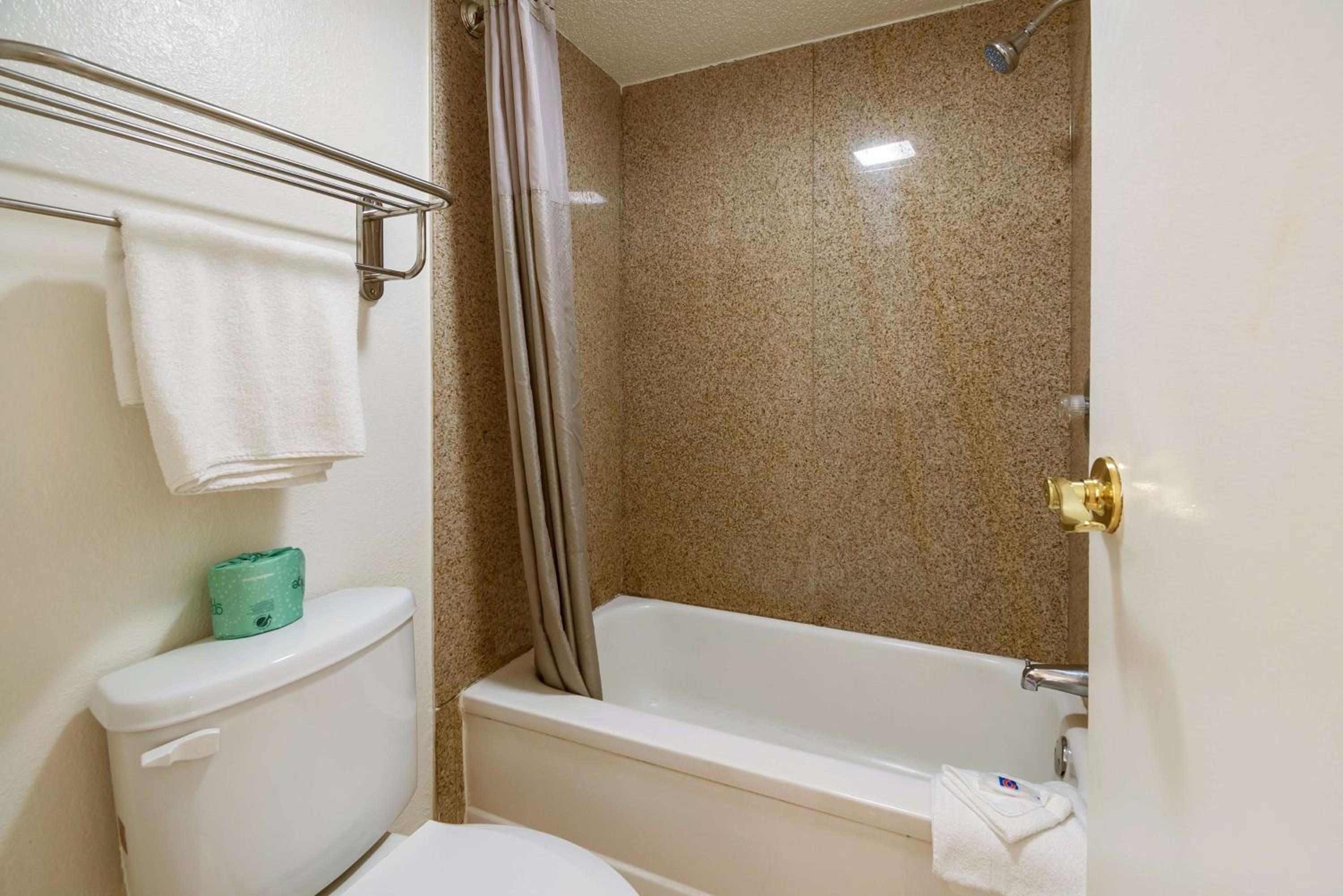 Quadruple Room - Non-Smoking - Photo 6