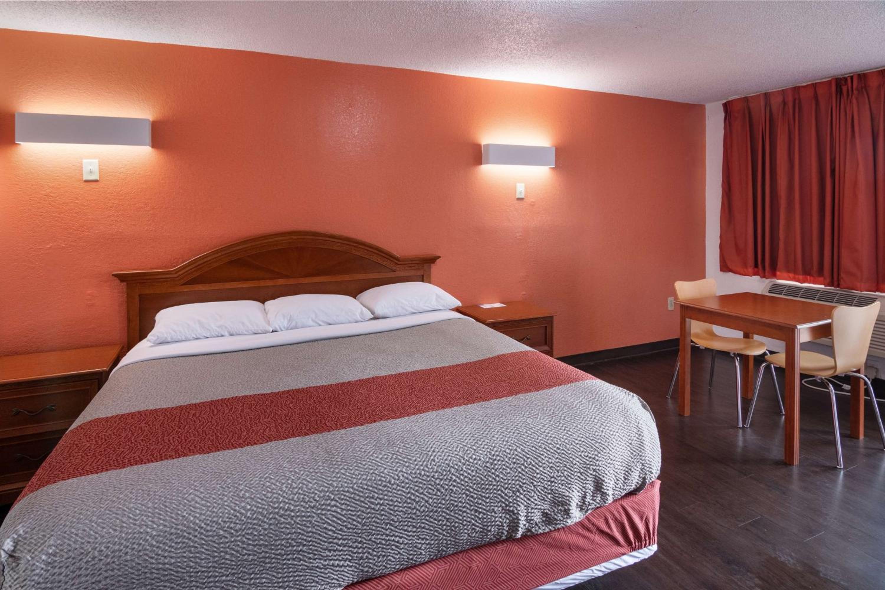 Deluxe King Room - Non-Smoking - Photo 6