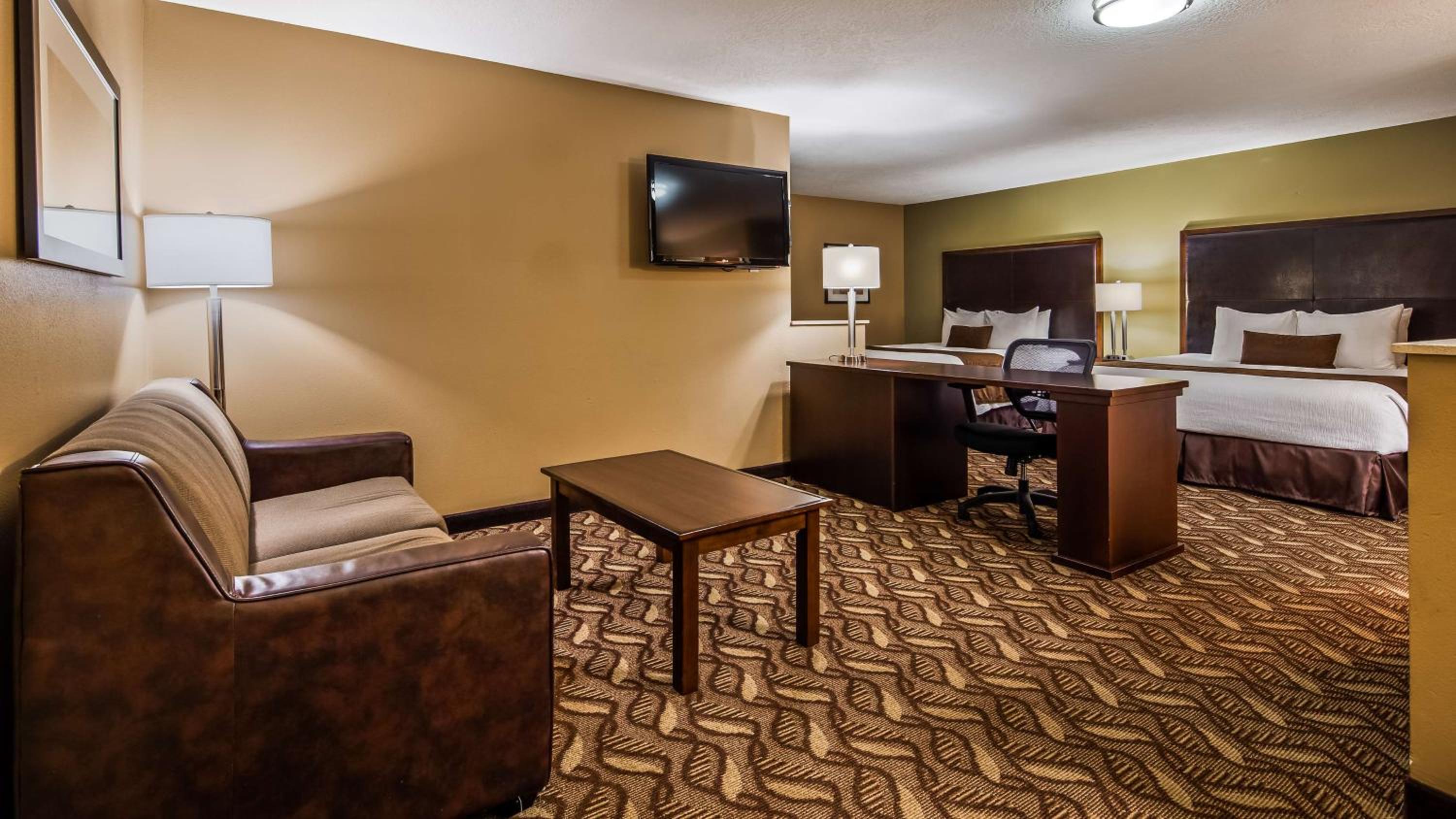 Queen Room with Two Queen Beds and Balcony - Non-Smoking photo 3