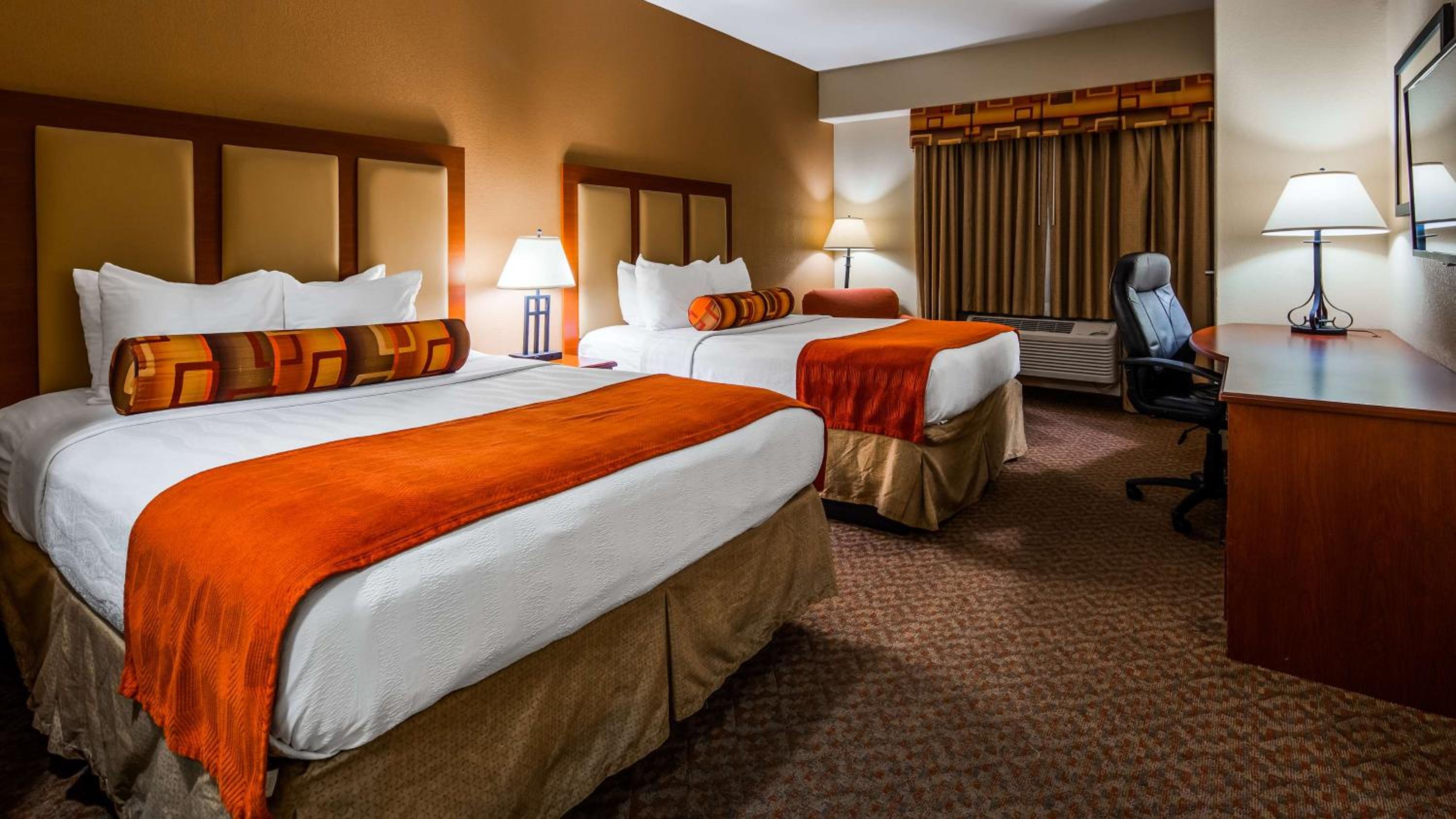 Queen Room with Two Queen Beds - Non-Smoking - Photo 1