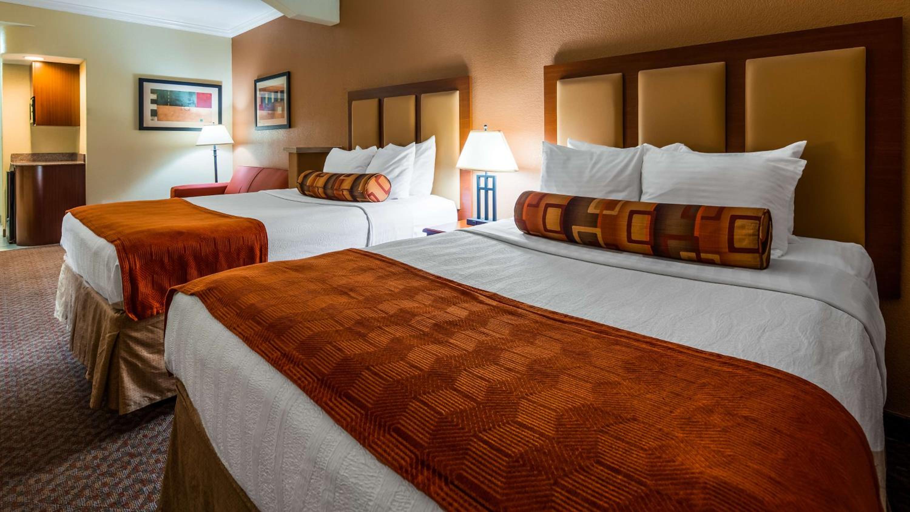 Queen Suite with Two Queen Beds and Sofa Bed - Non-Smoking - Photo 1