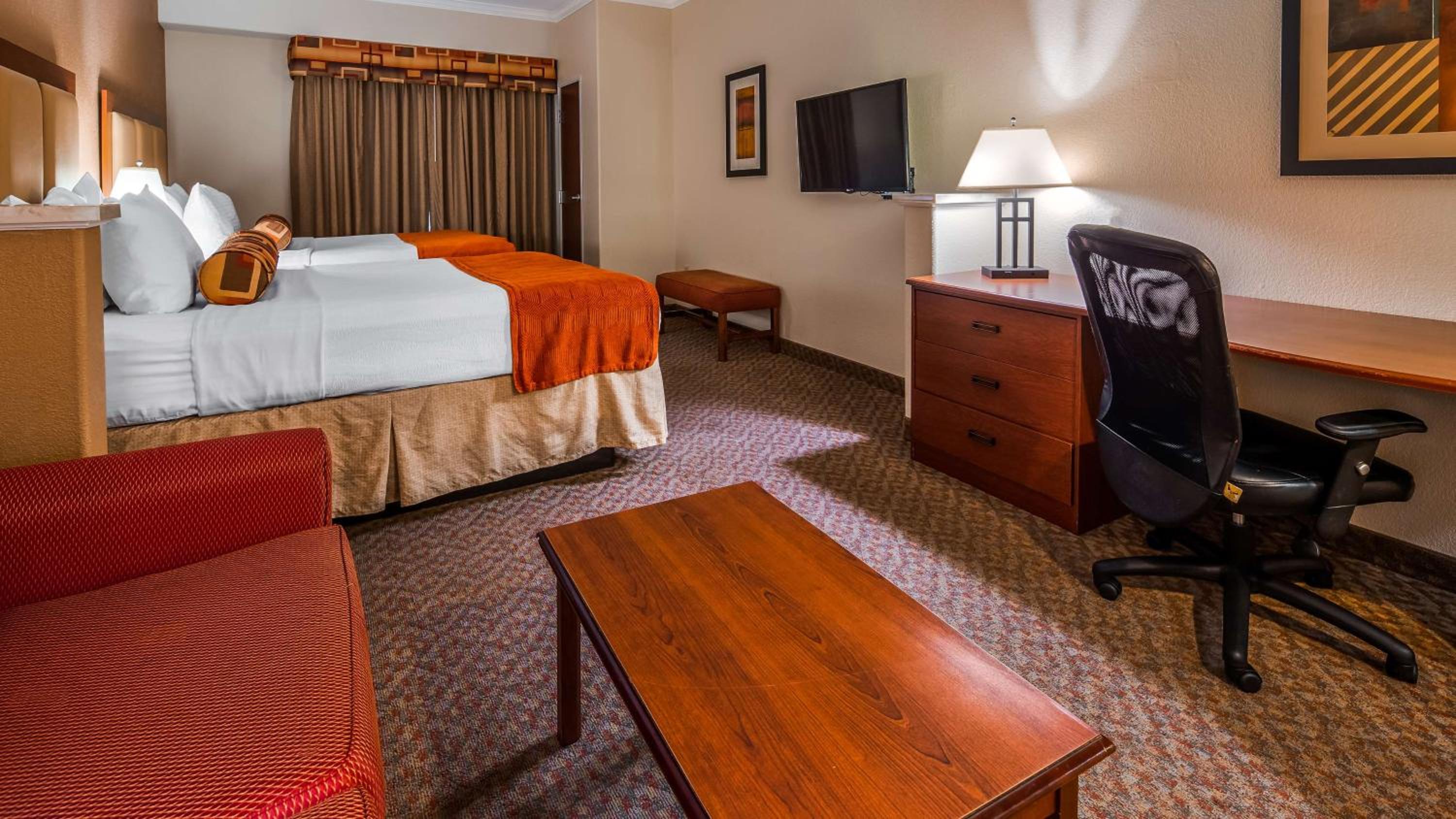 Queen Suite with Two Queen Beds and Sofa Bed - Non-Smoking - Photo 2