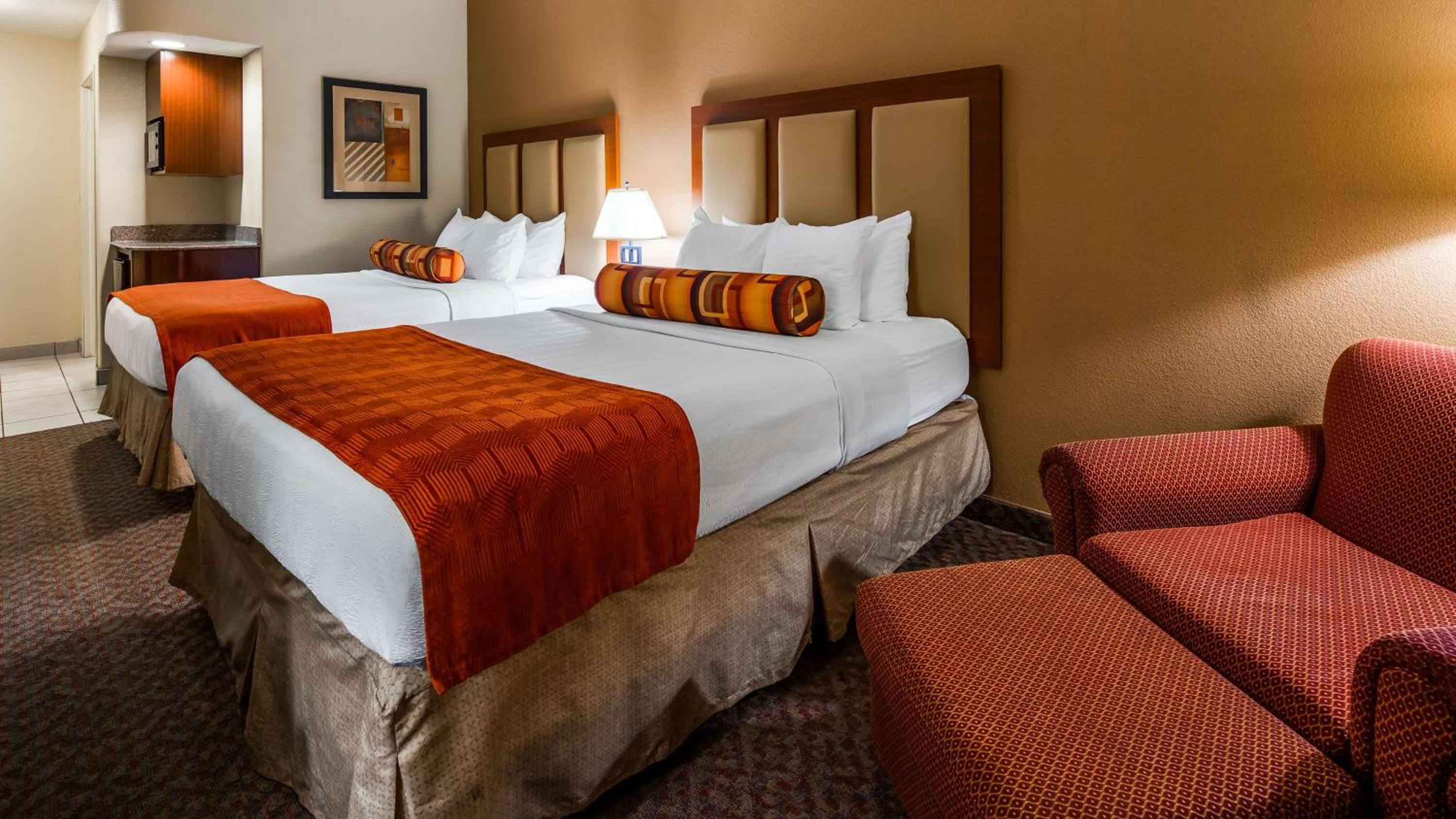 Queen Room with Two Queen Beds - Non-Smoking - Photo 2