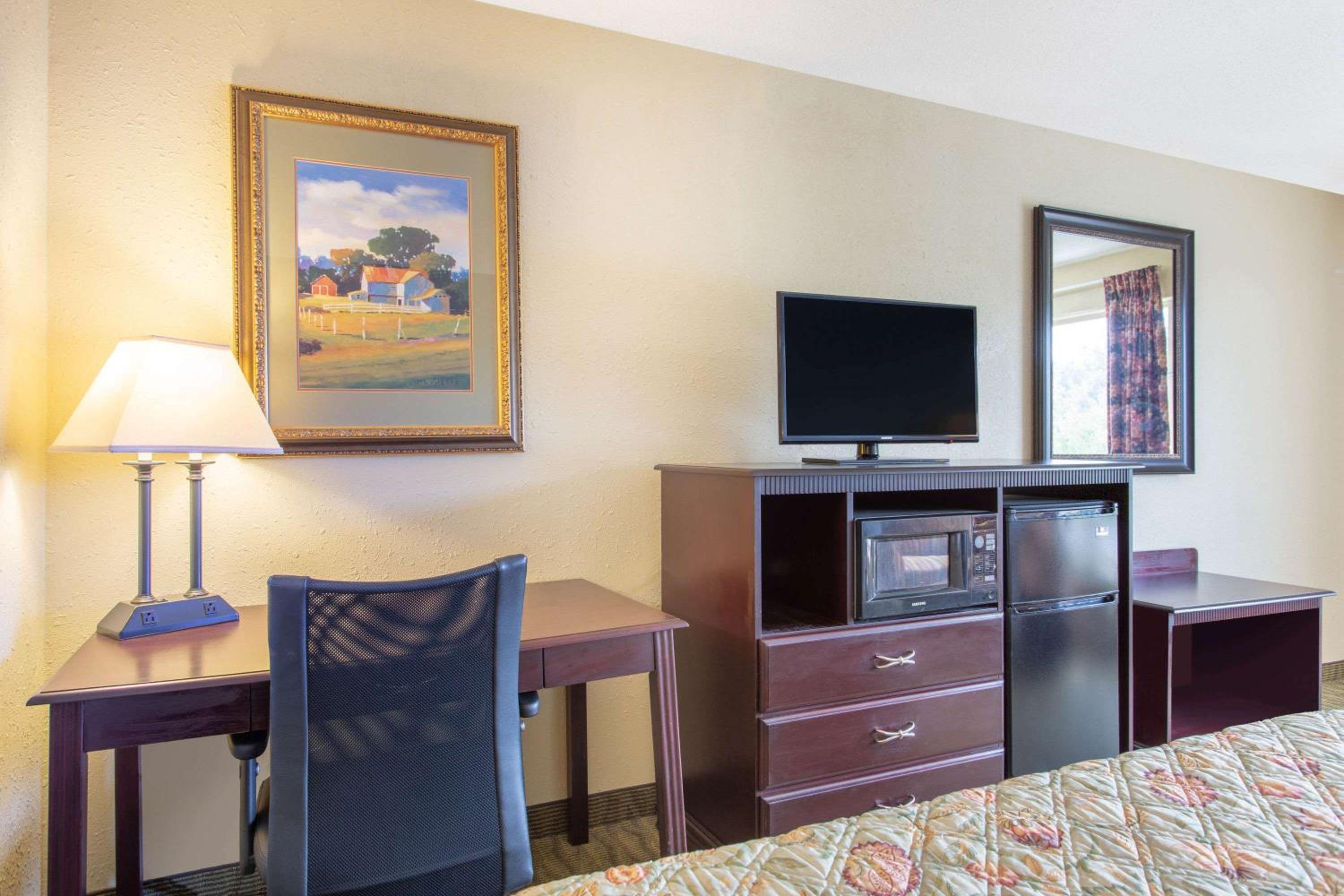 King Room - Non-Smoking - Photo 1