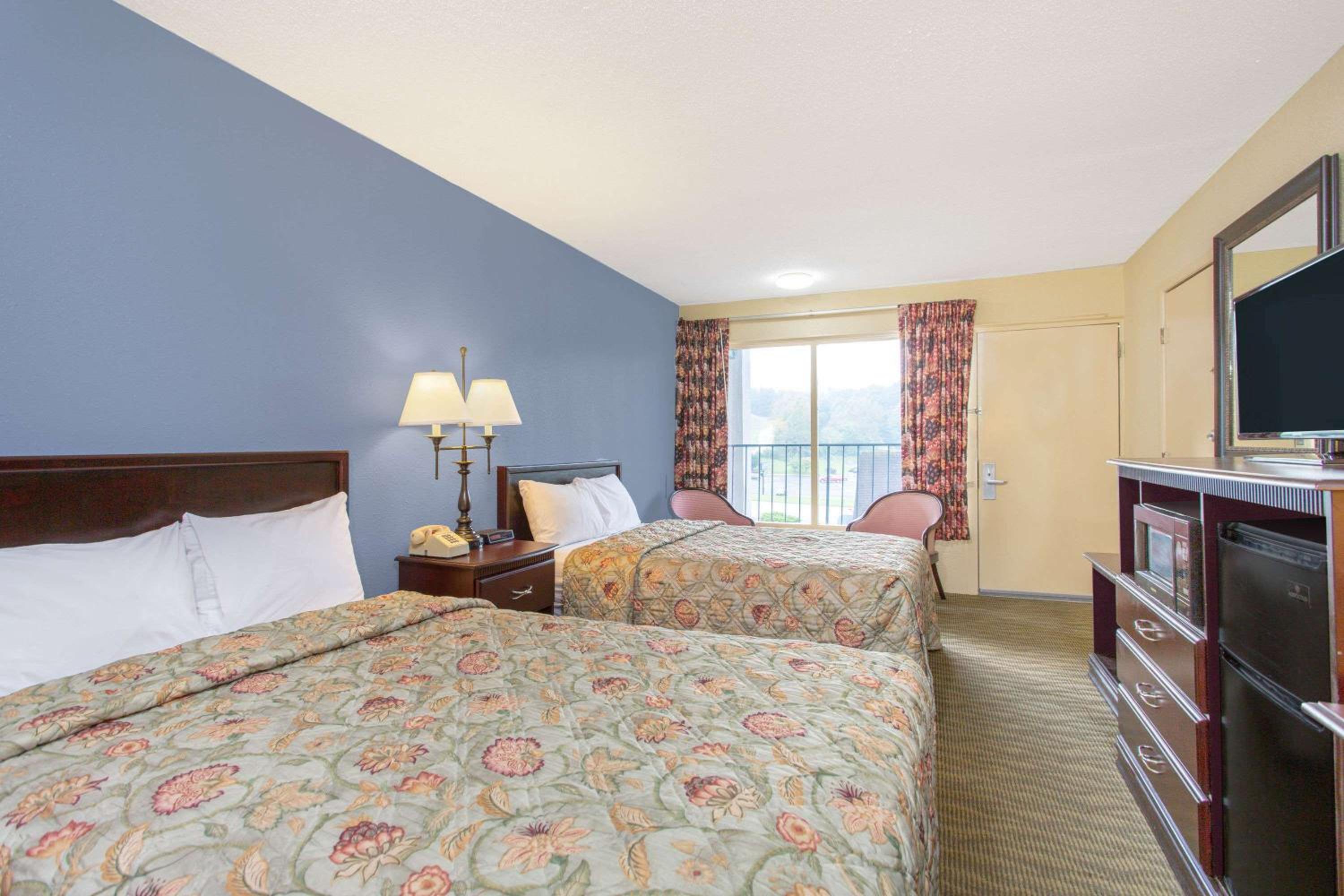 Deluxe Double Room With Two Double Beds - Non-Smoking photo 3
