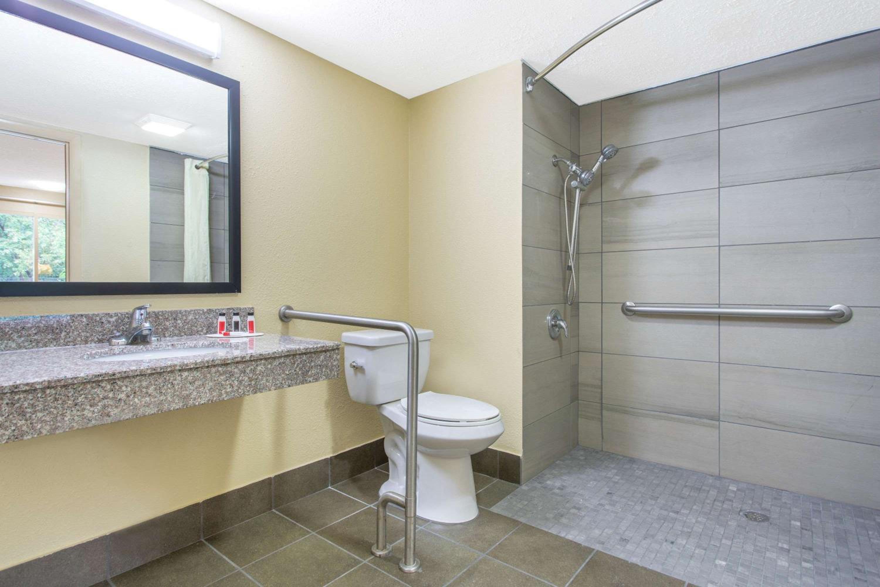 Queen Room - Mobility Access/Non-Smoking - Photo 2