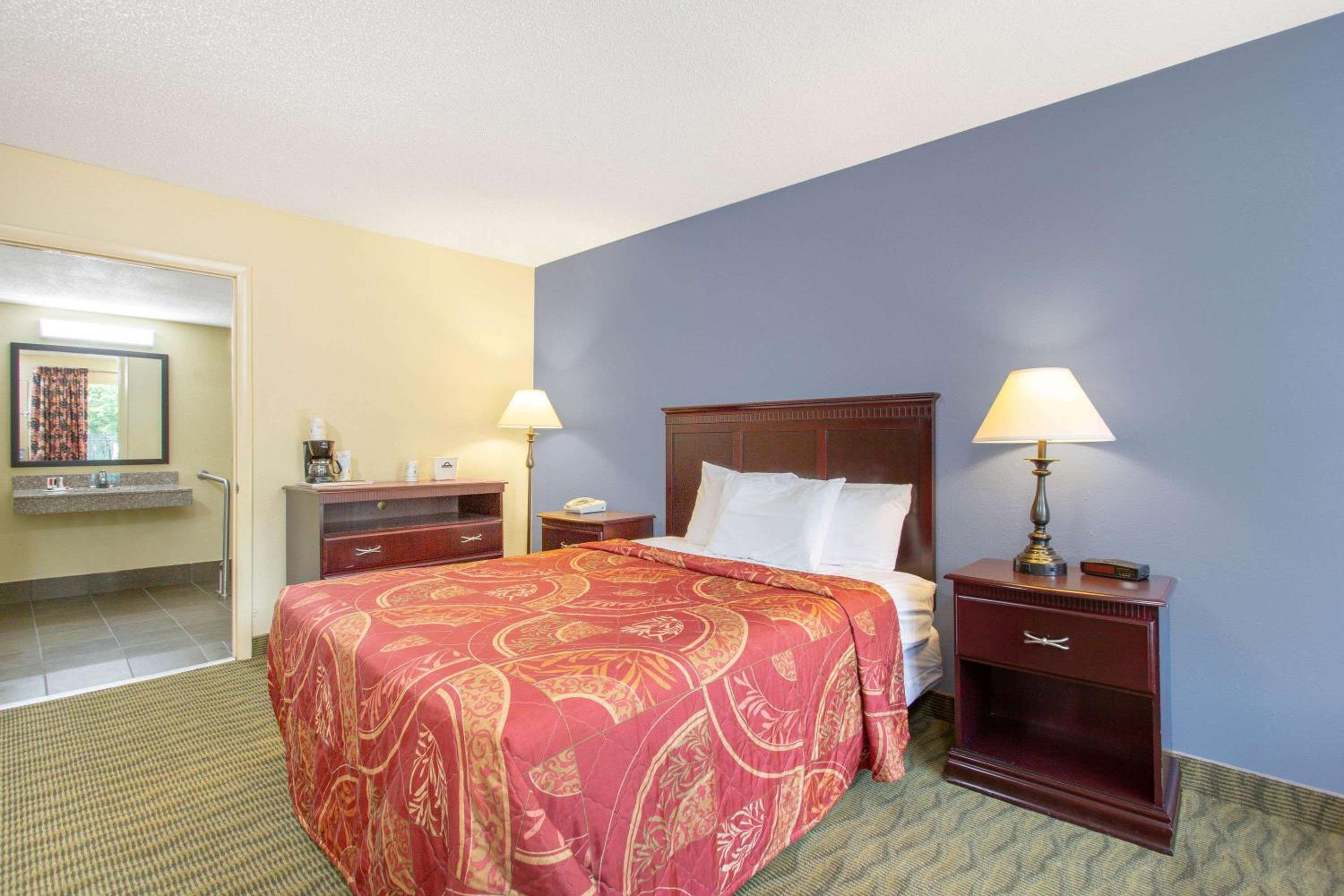 Queen Room - Mobility Access/Non-Smoking - Photo 1