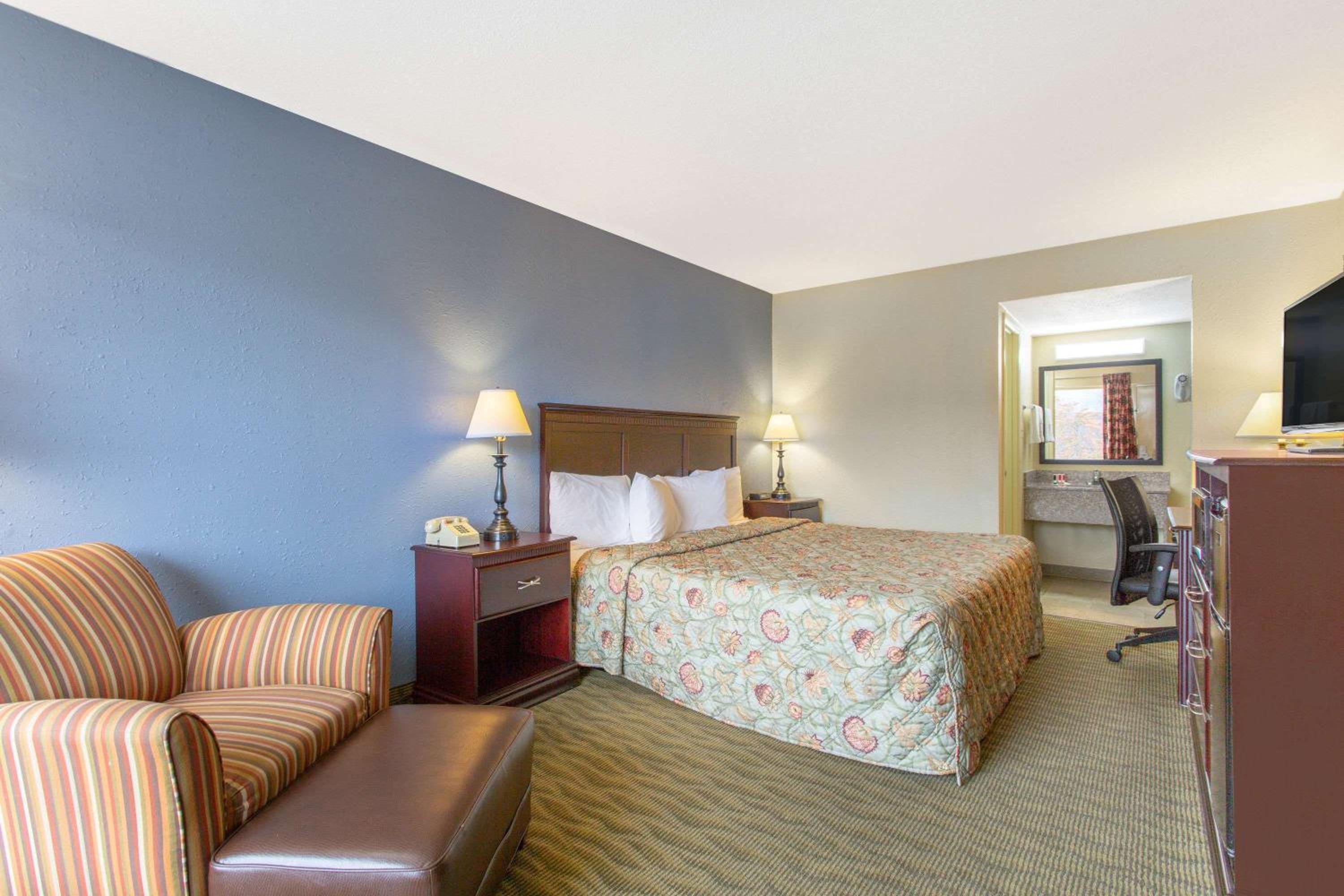 King Room - Non-Smoking - Photo 3