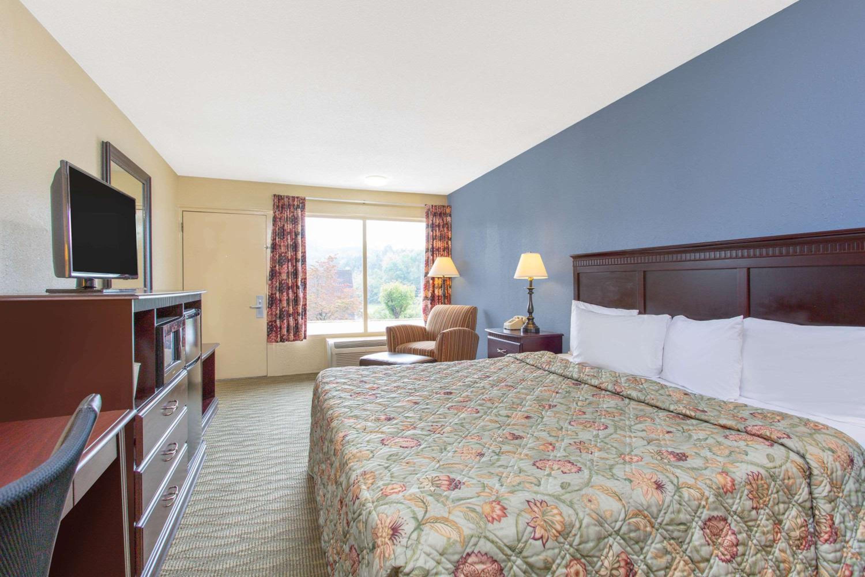 King Room - Non-Smoking - Photo 4