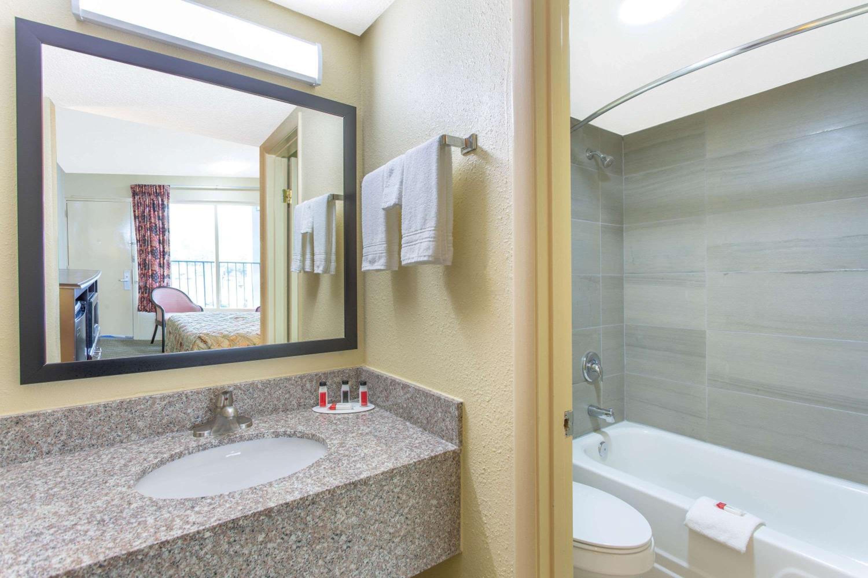 King Room - Non-Smoking - Photo 2
