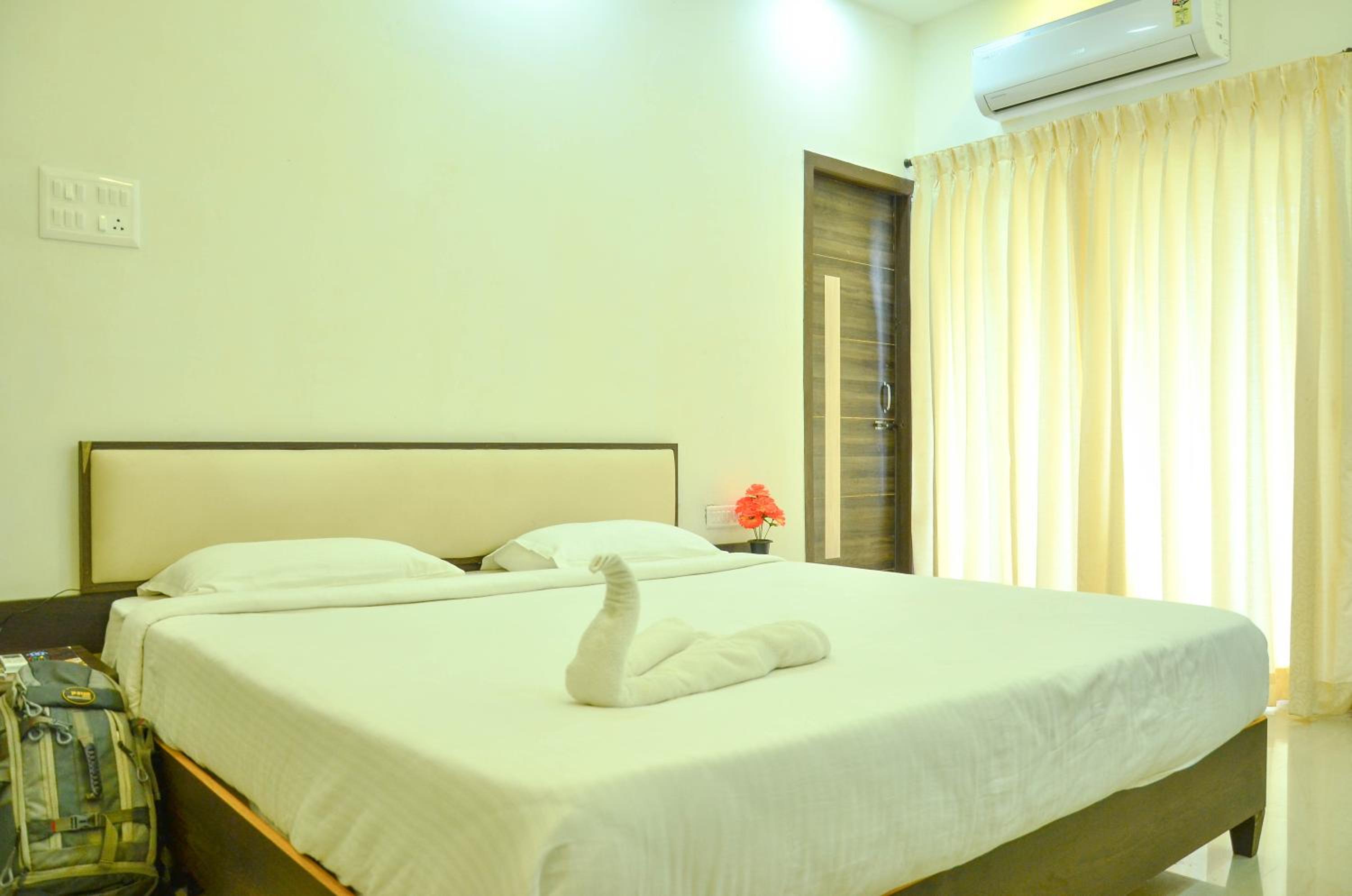 Deluxe Double Room (2 Adults + 1 Child) photo 3