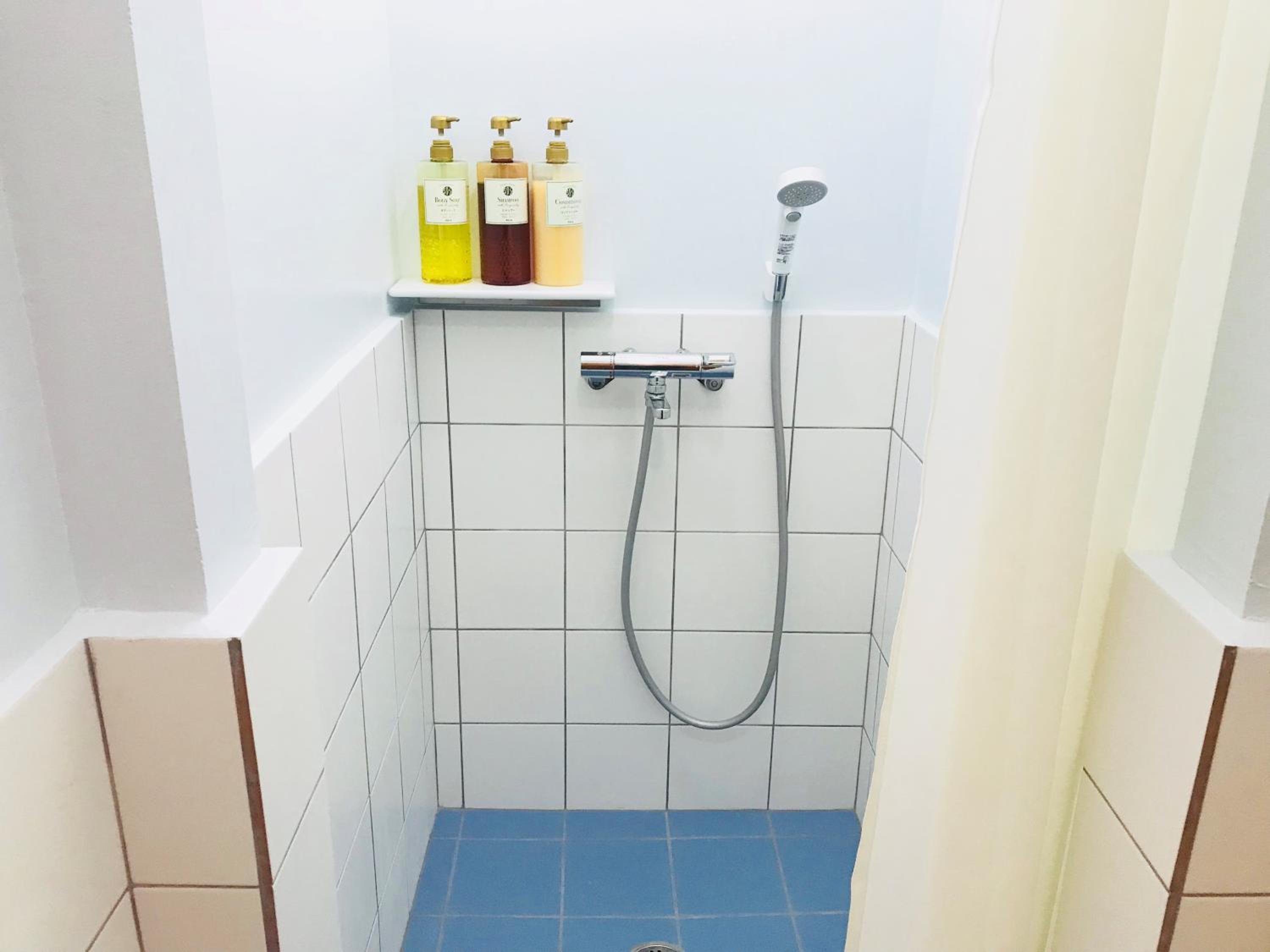 Single Room with Shared Shower and Toilet photo 3