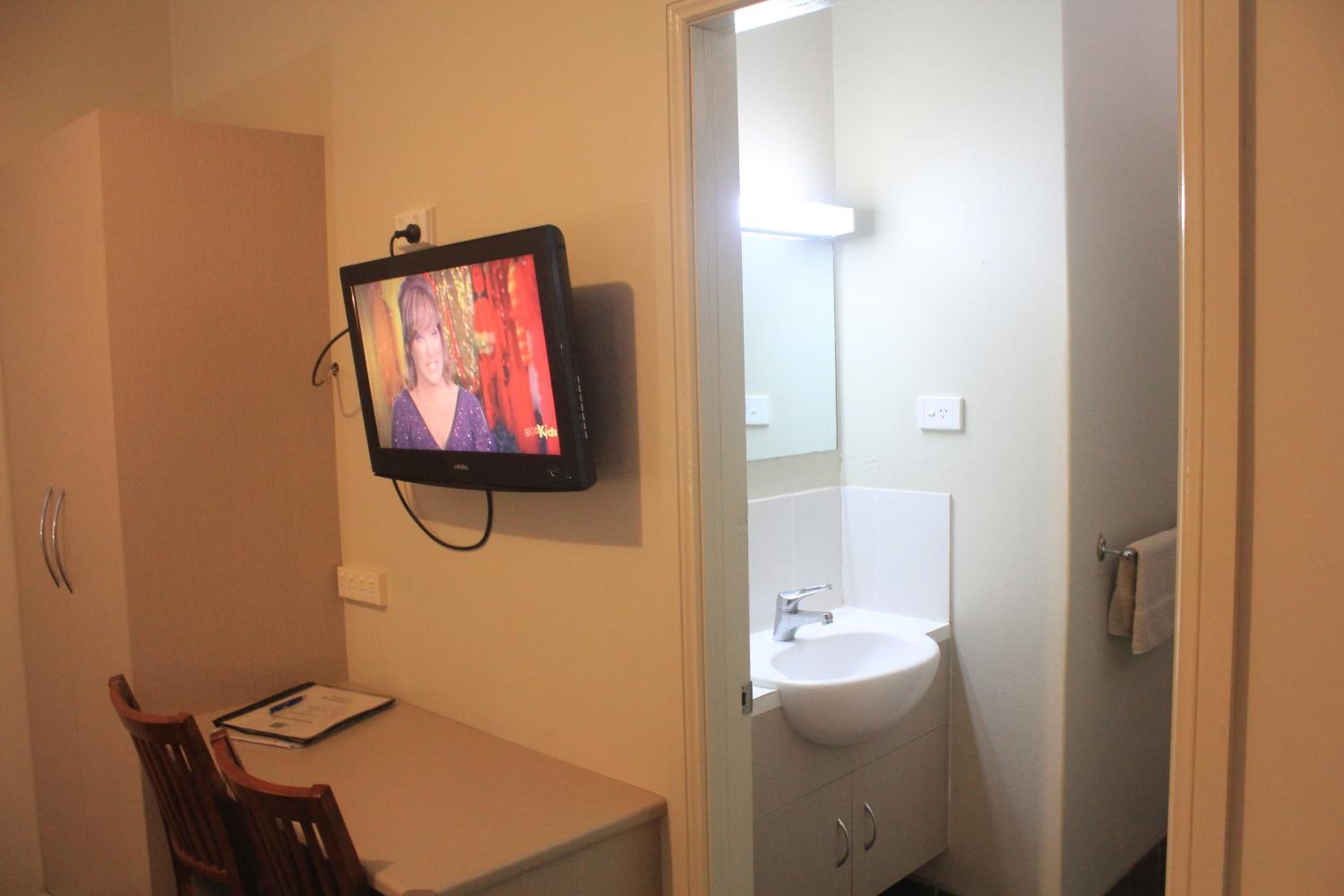 Deluxe Queen Room - Photo 11