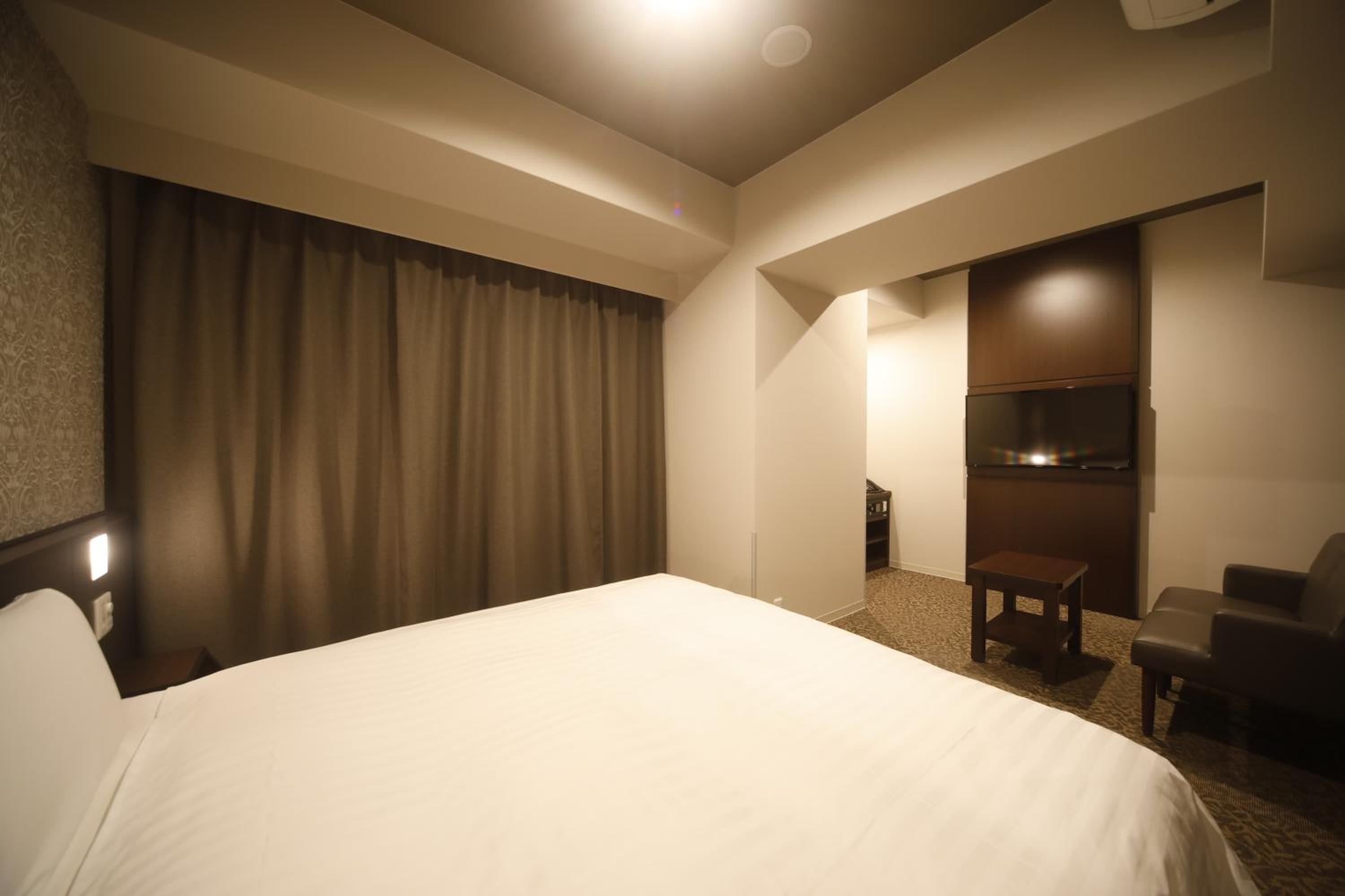 Standard King Room - Non-Smoking thumbnail 6