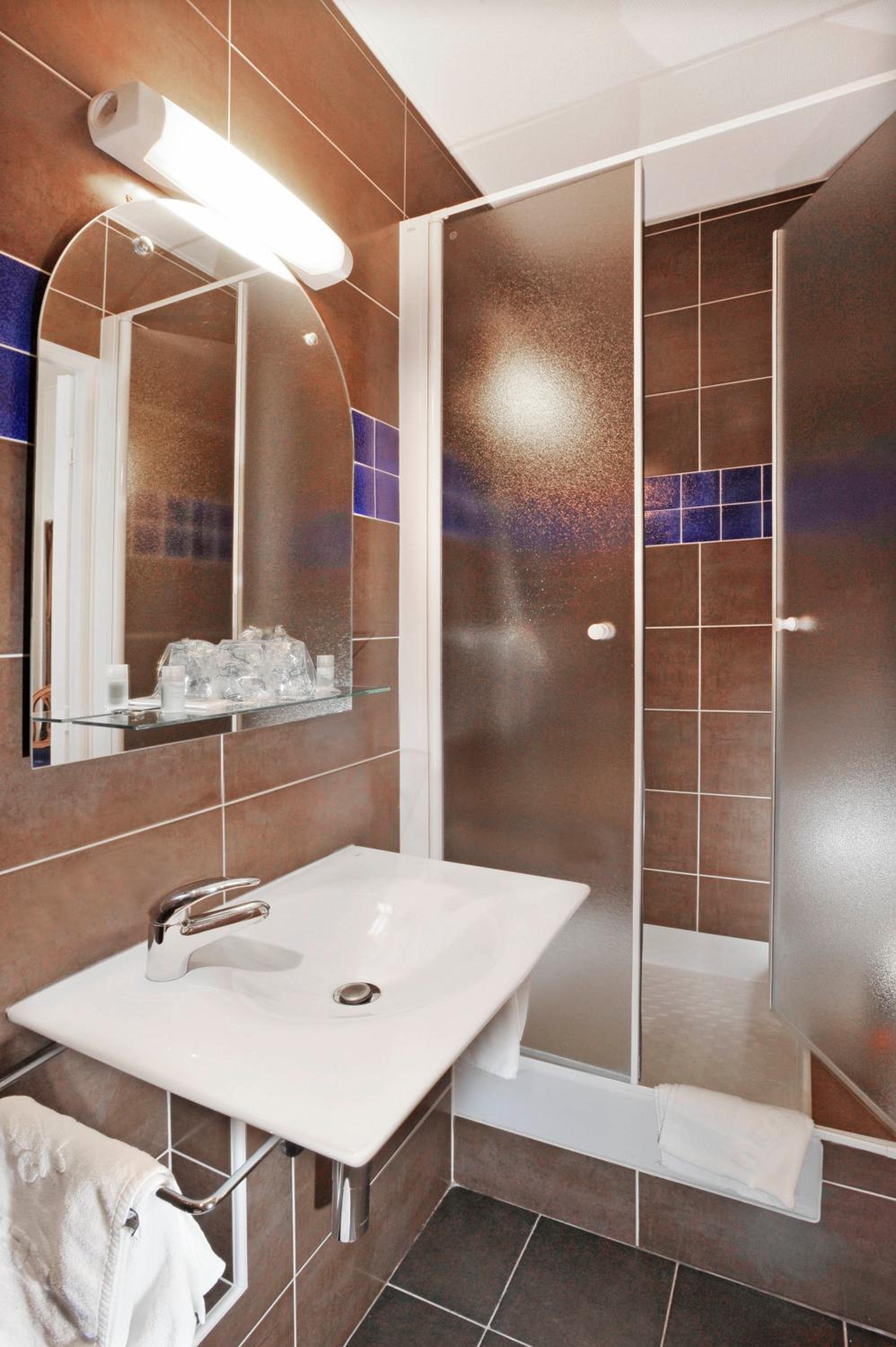 Superior Double Room thumbnail 5
