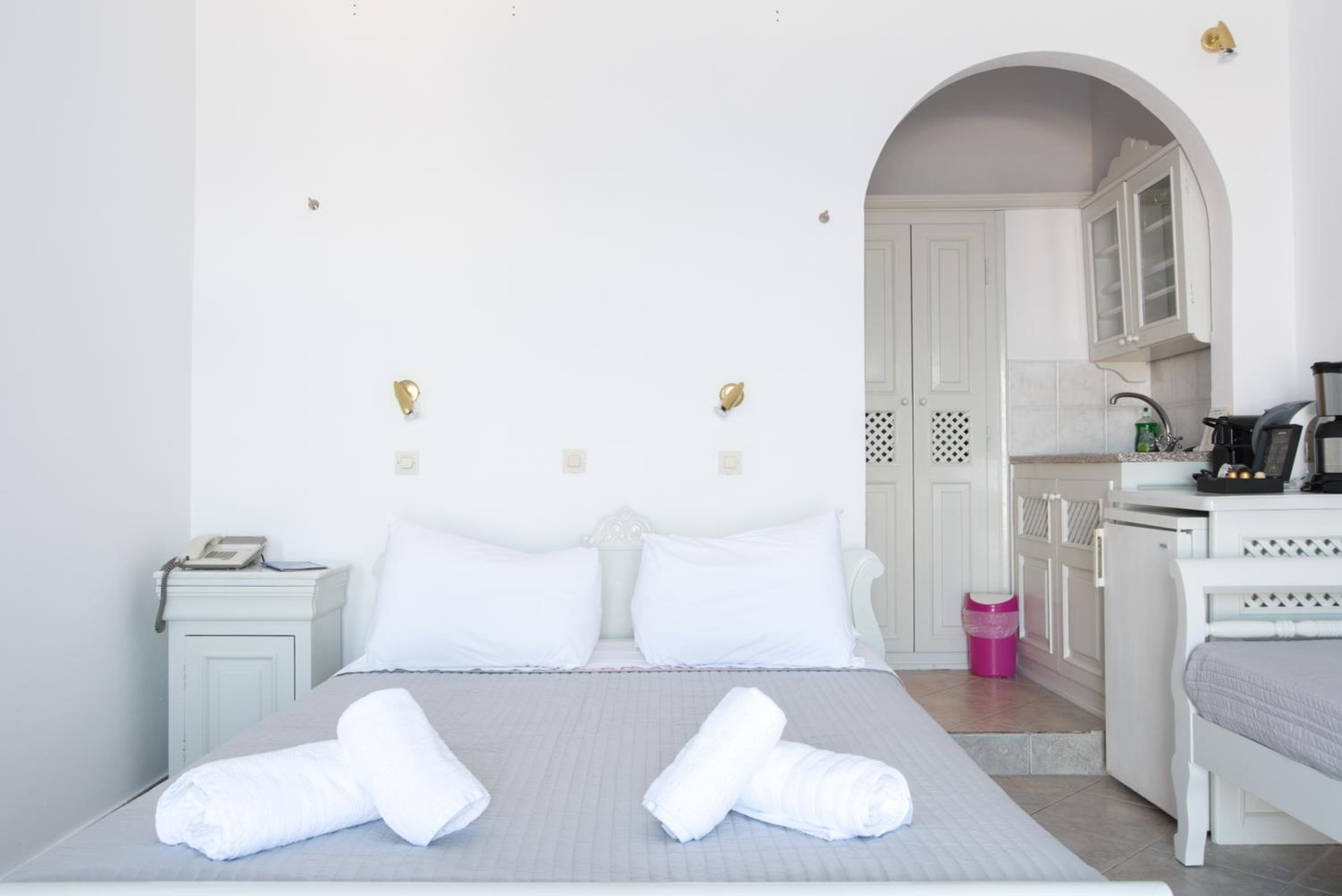 Standard Double Room with Caldera View - Photo 9