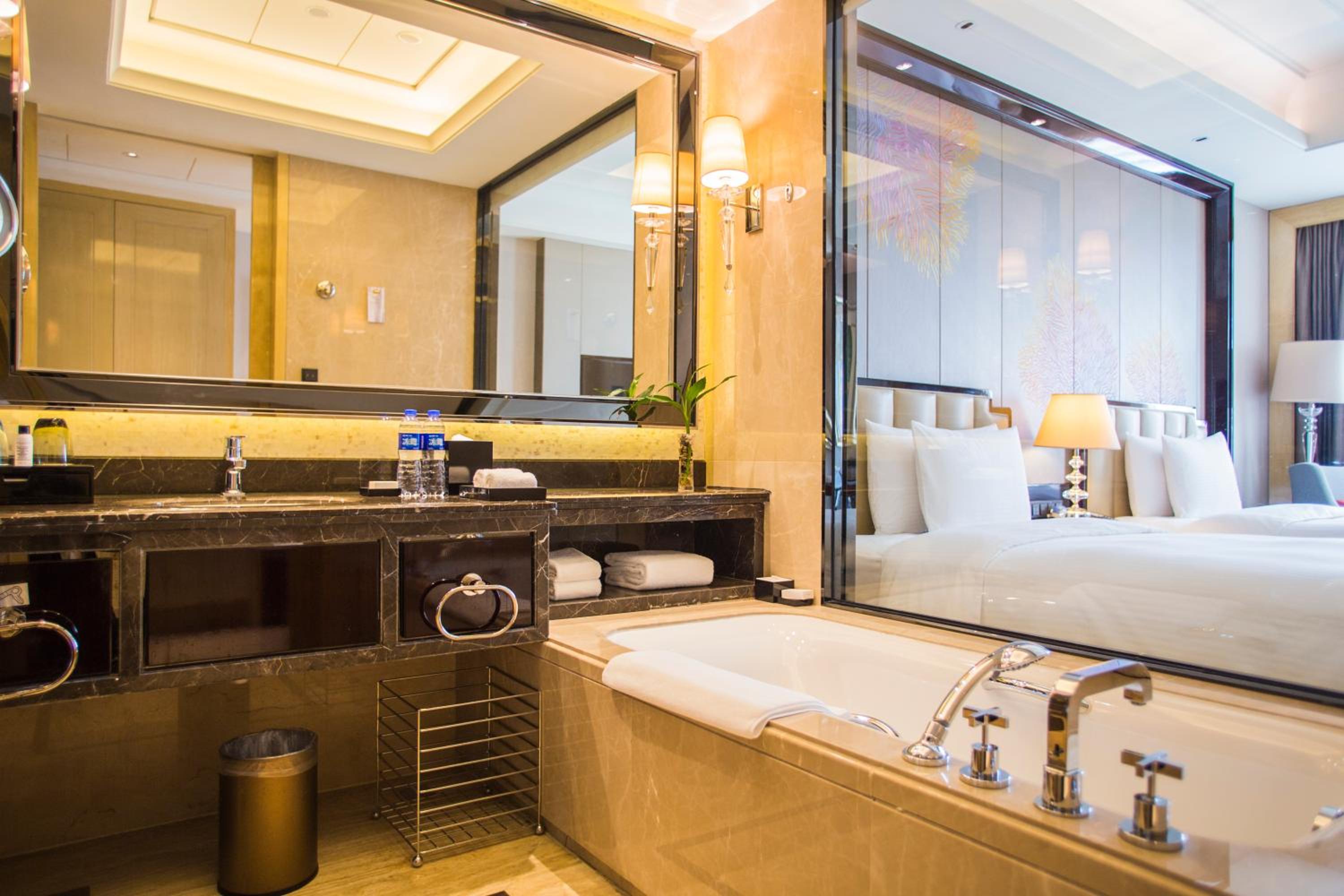 Grand Deluxe Twin Room with Lake View photo 3