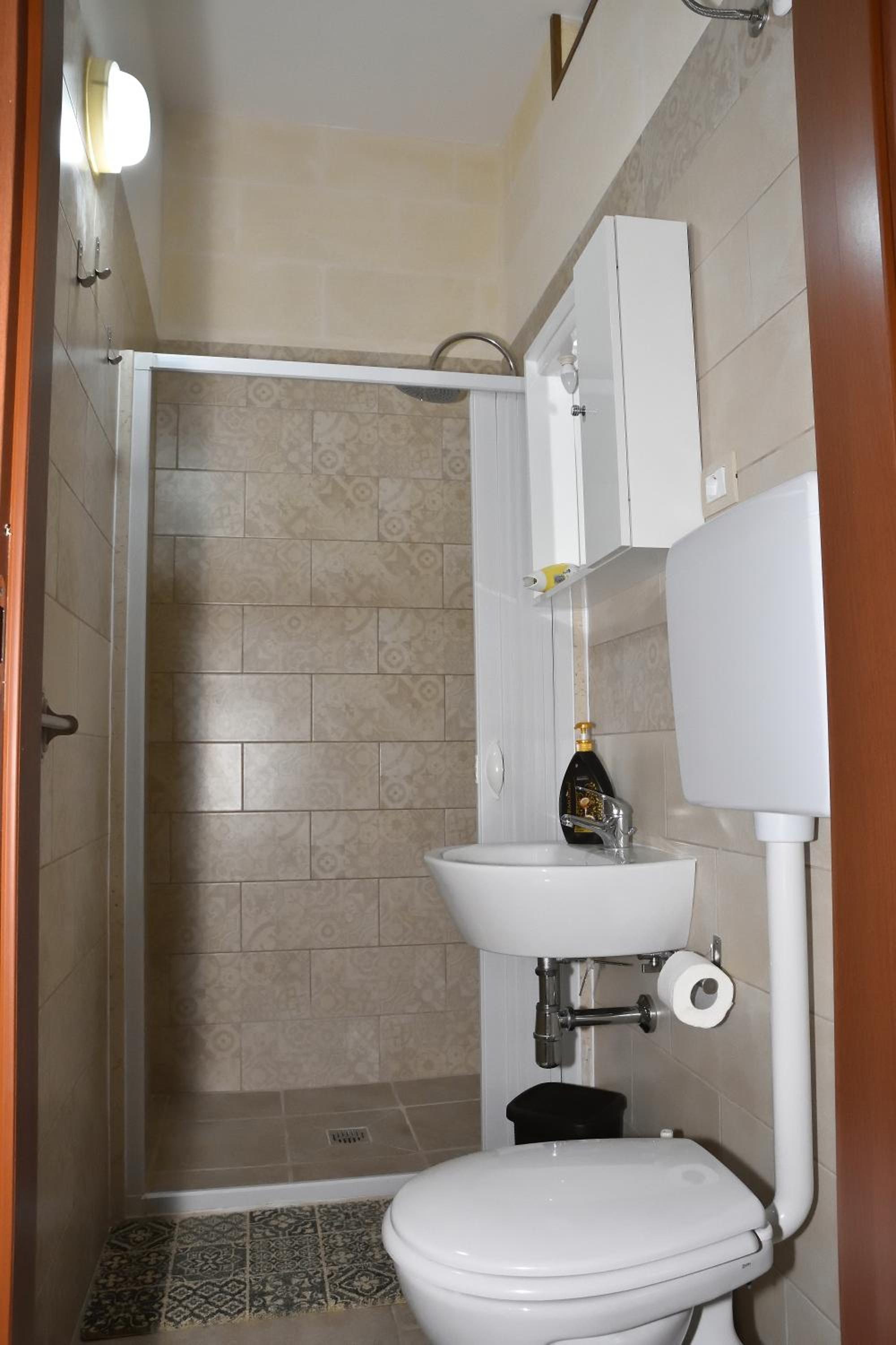 Double Room with Private Bathroom - Photo 9