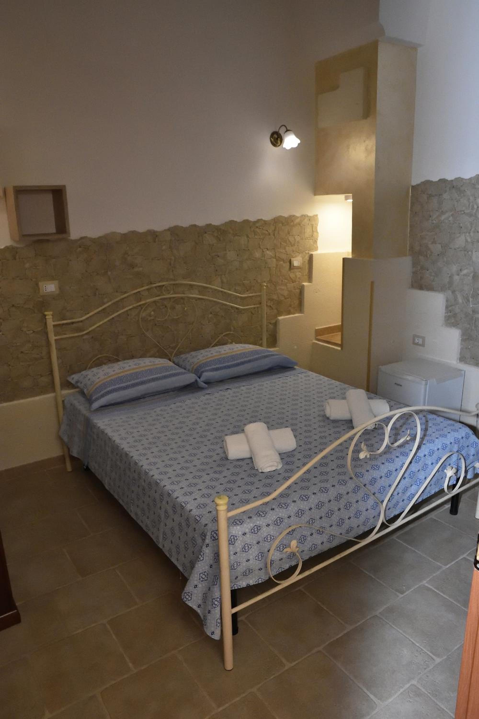 Double Room with Private Bathroom - Photo 13