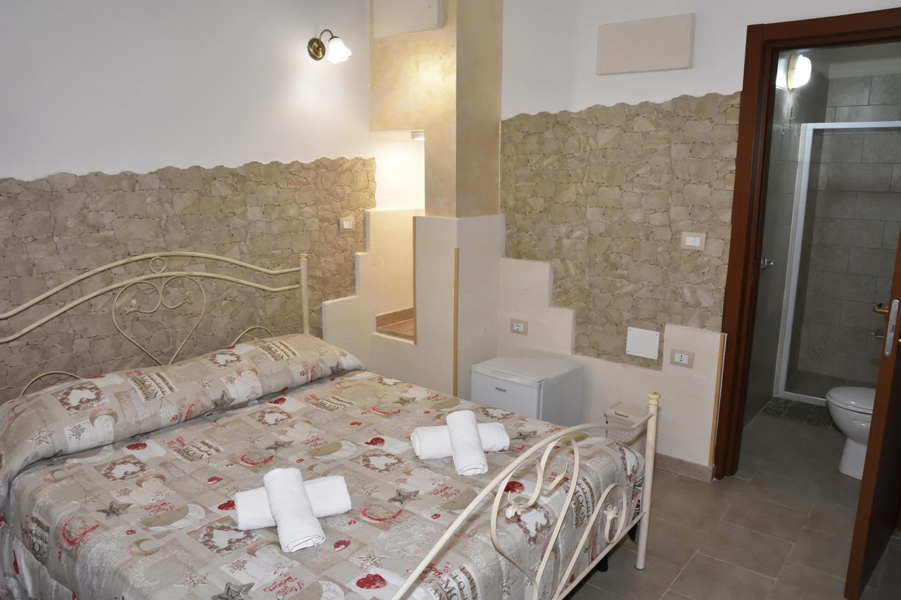 Double Room with Private Bathroom - Photo 11
