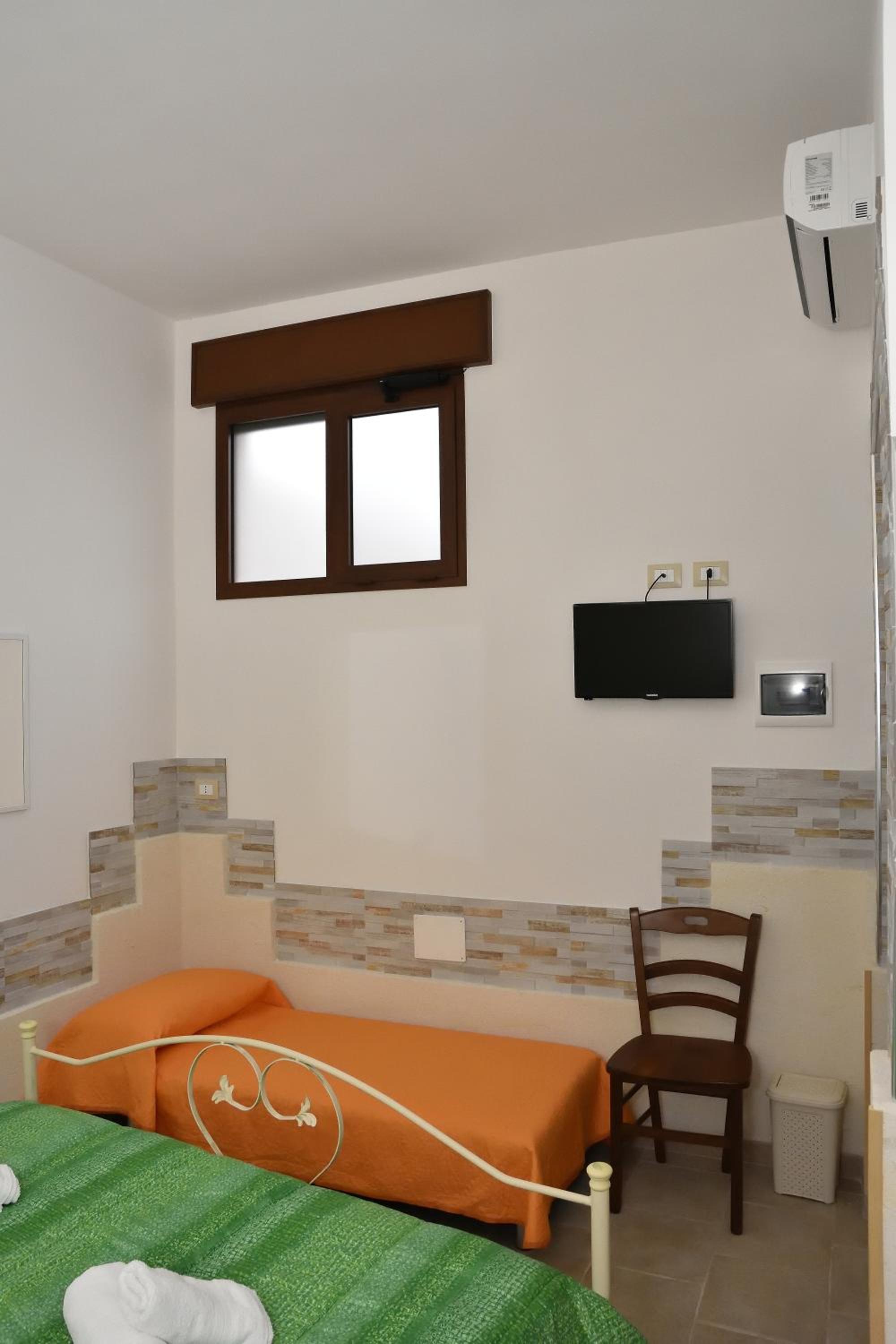 Triple Room with Private Bathroom - Photo 9
