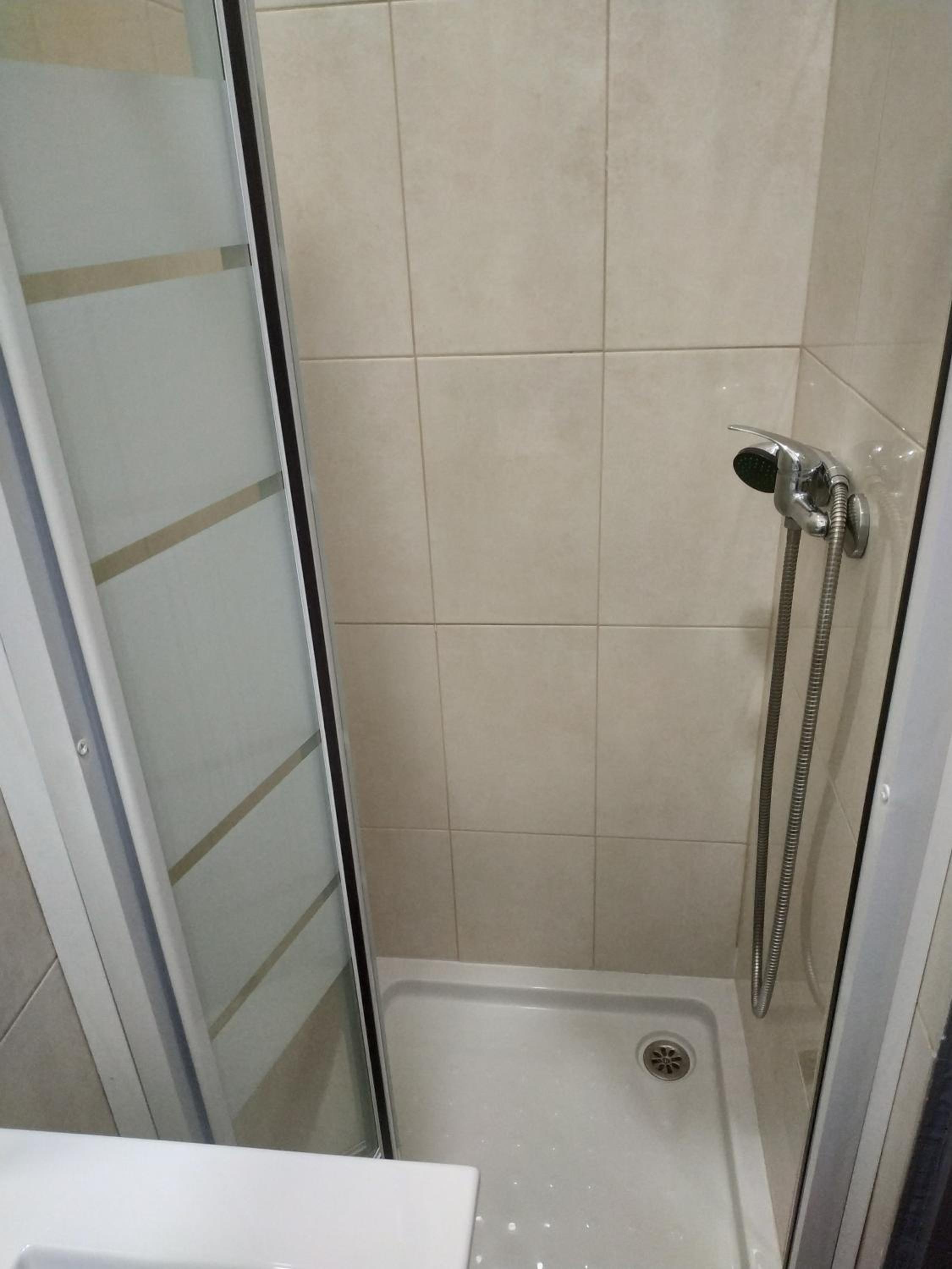 Double Room with Balcony and City View - Photo 8