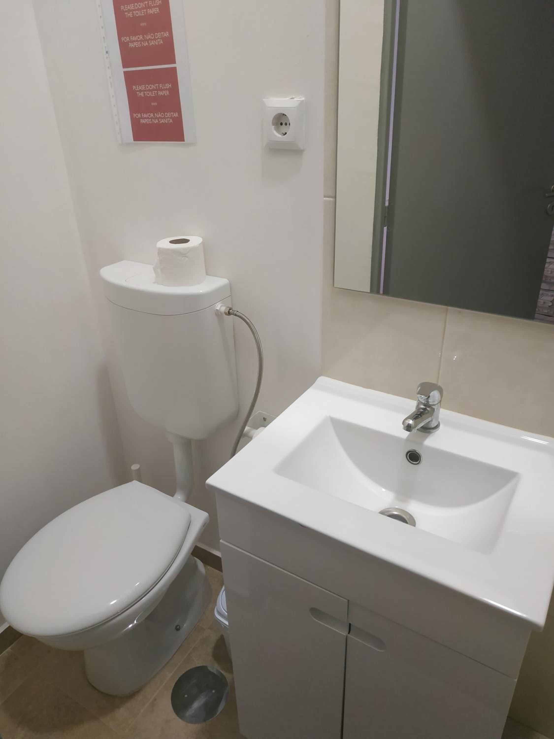 Double Room with Balcony and City View - Photo 9