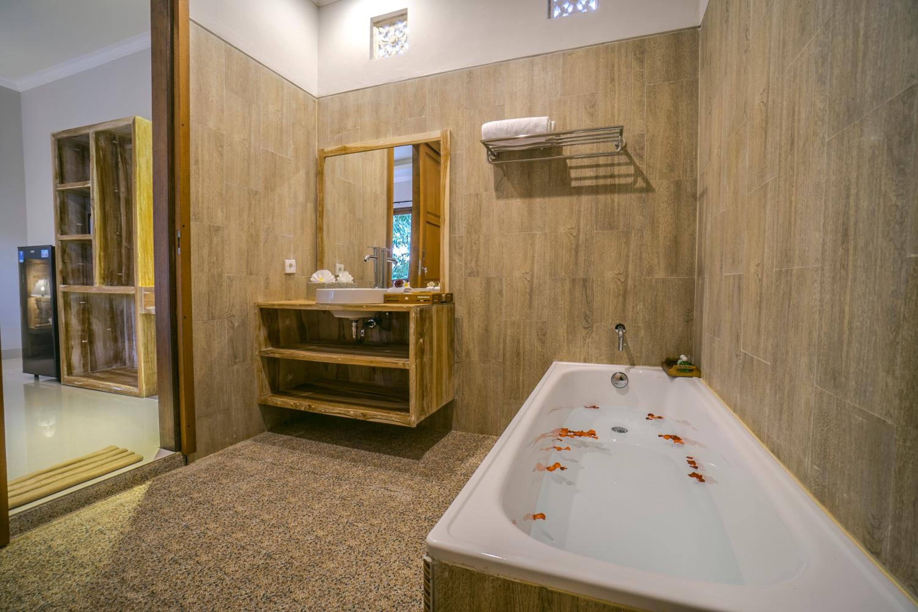 Deluxe King Room - Photo 5