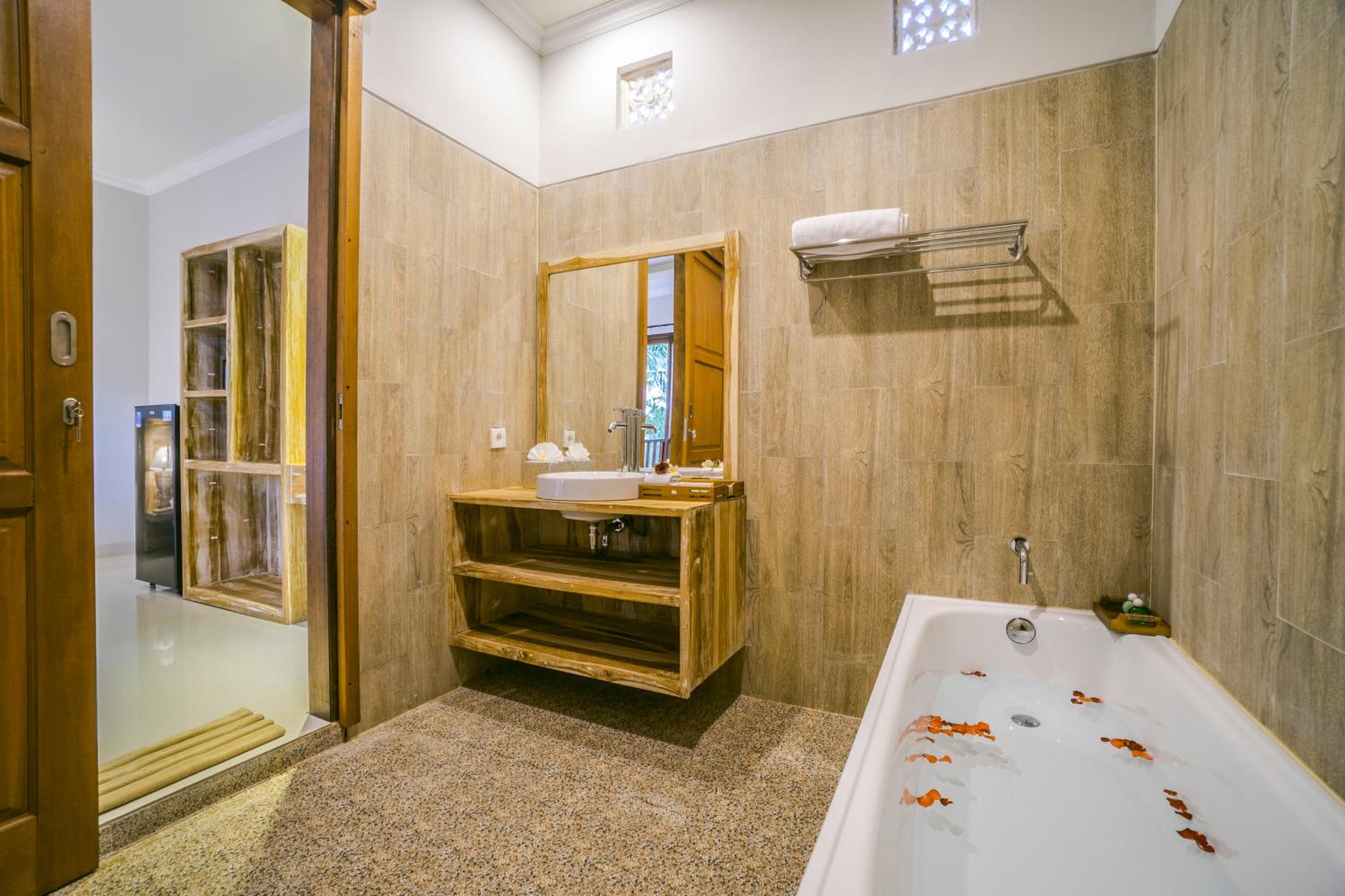 Deluxe King Room - Photo 39