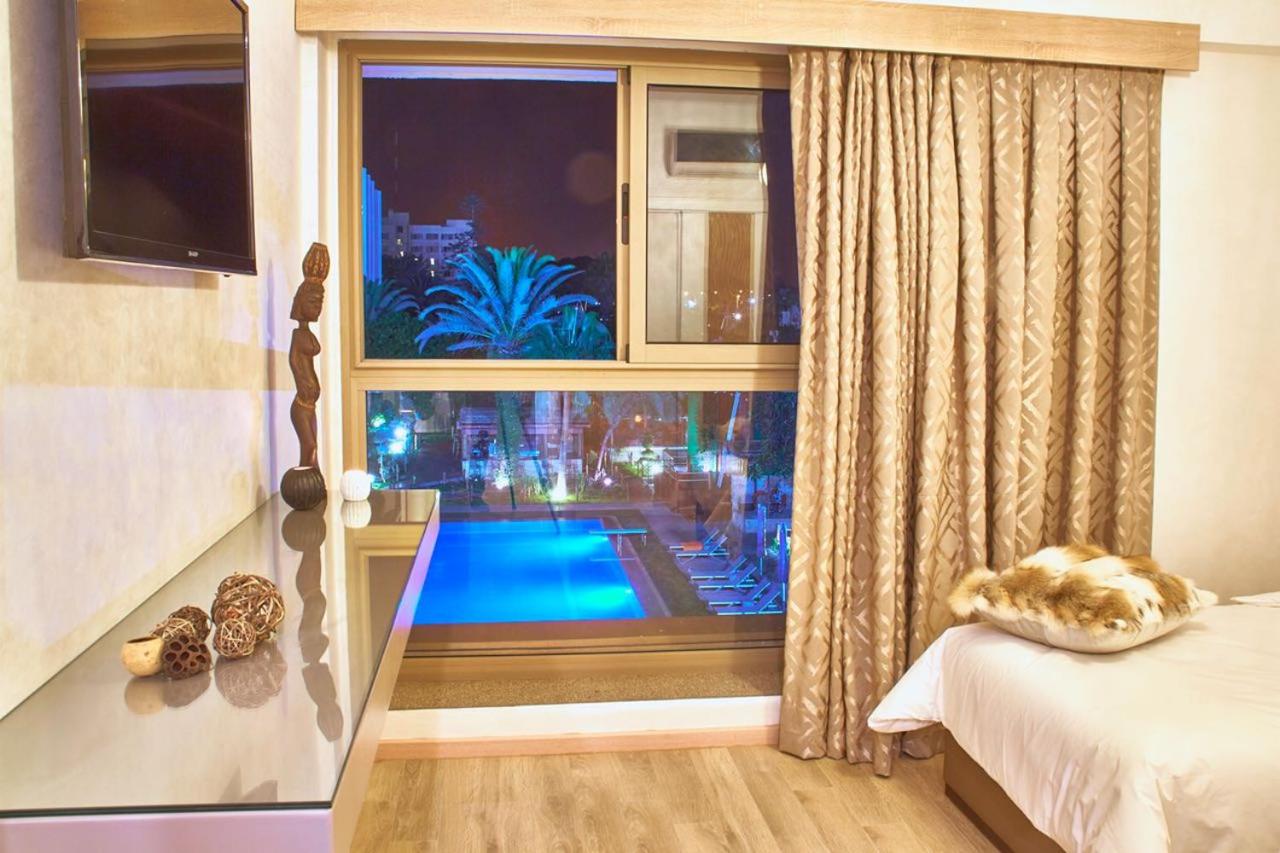 Double Room with Pool View - Photo 13