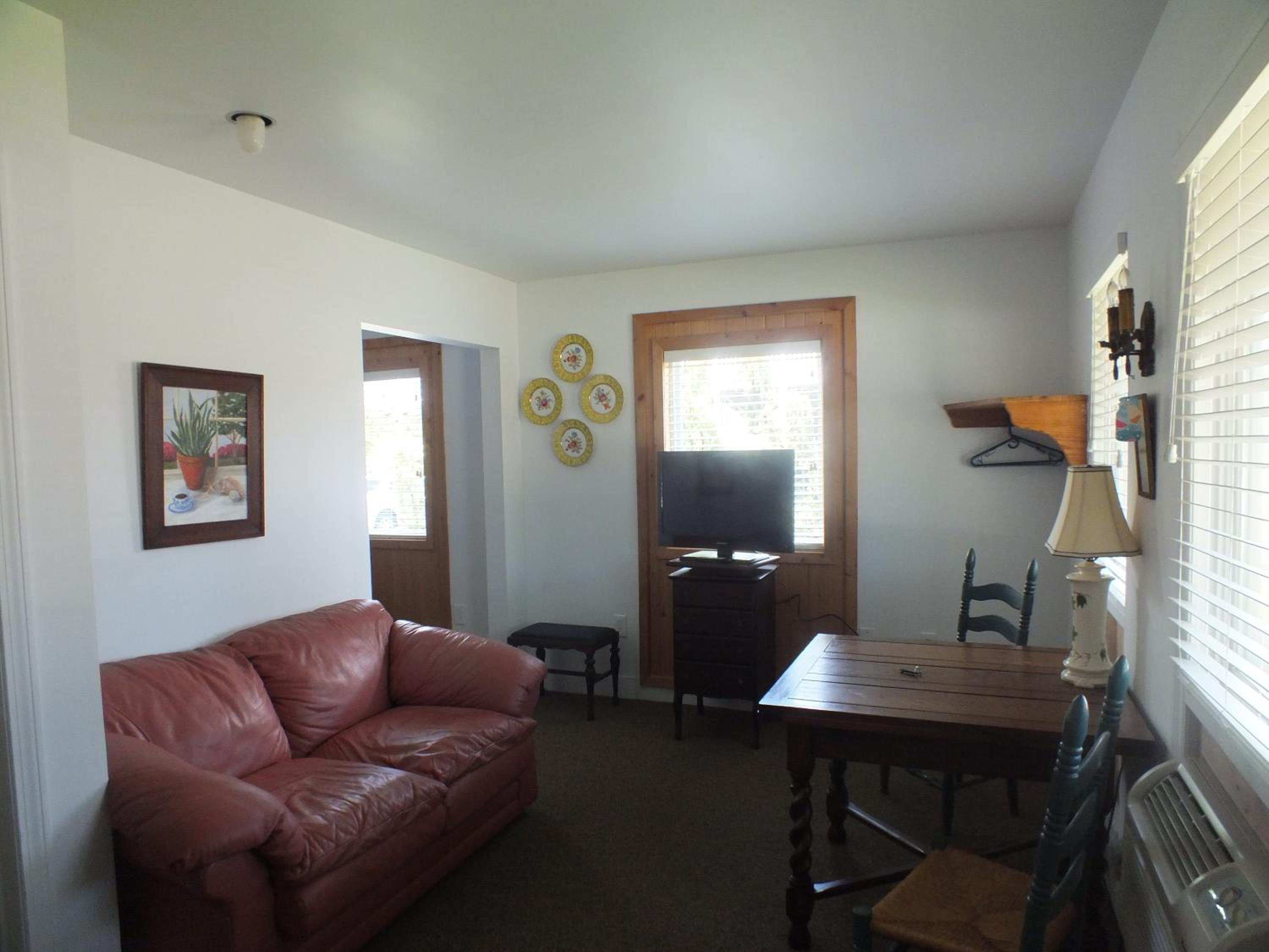 Queen Suite - Non-Smoking - Photo 2