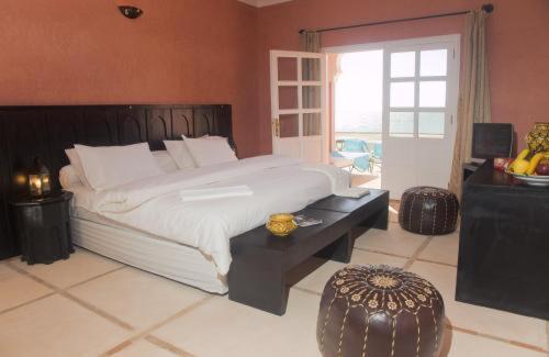Two-Bedroom Apartment with sitting room, shared Swimming Pool and Sea View