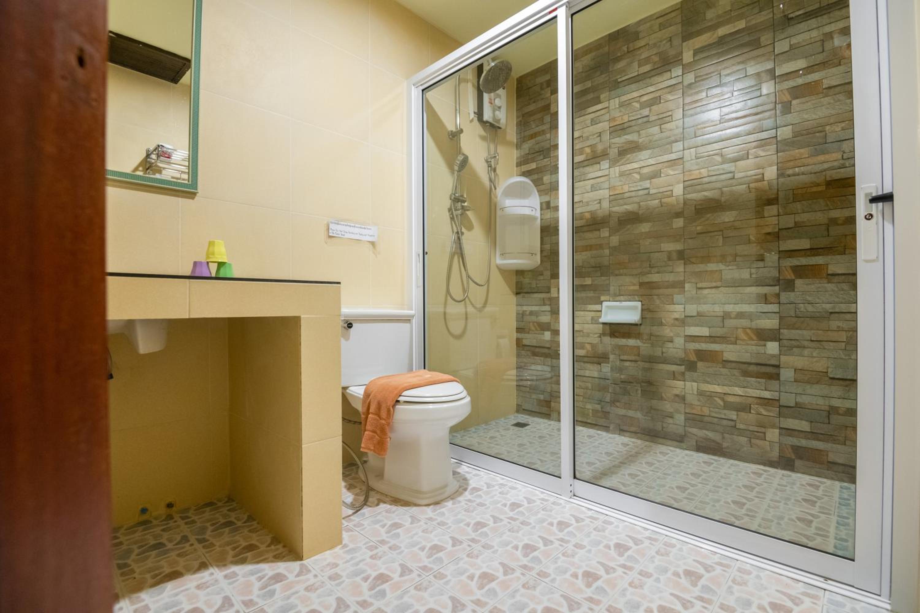 Quadruple Room with Private Bathroom photo 2