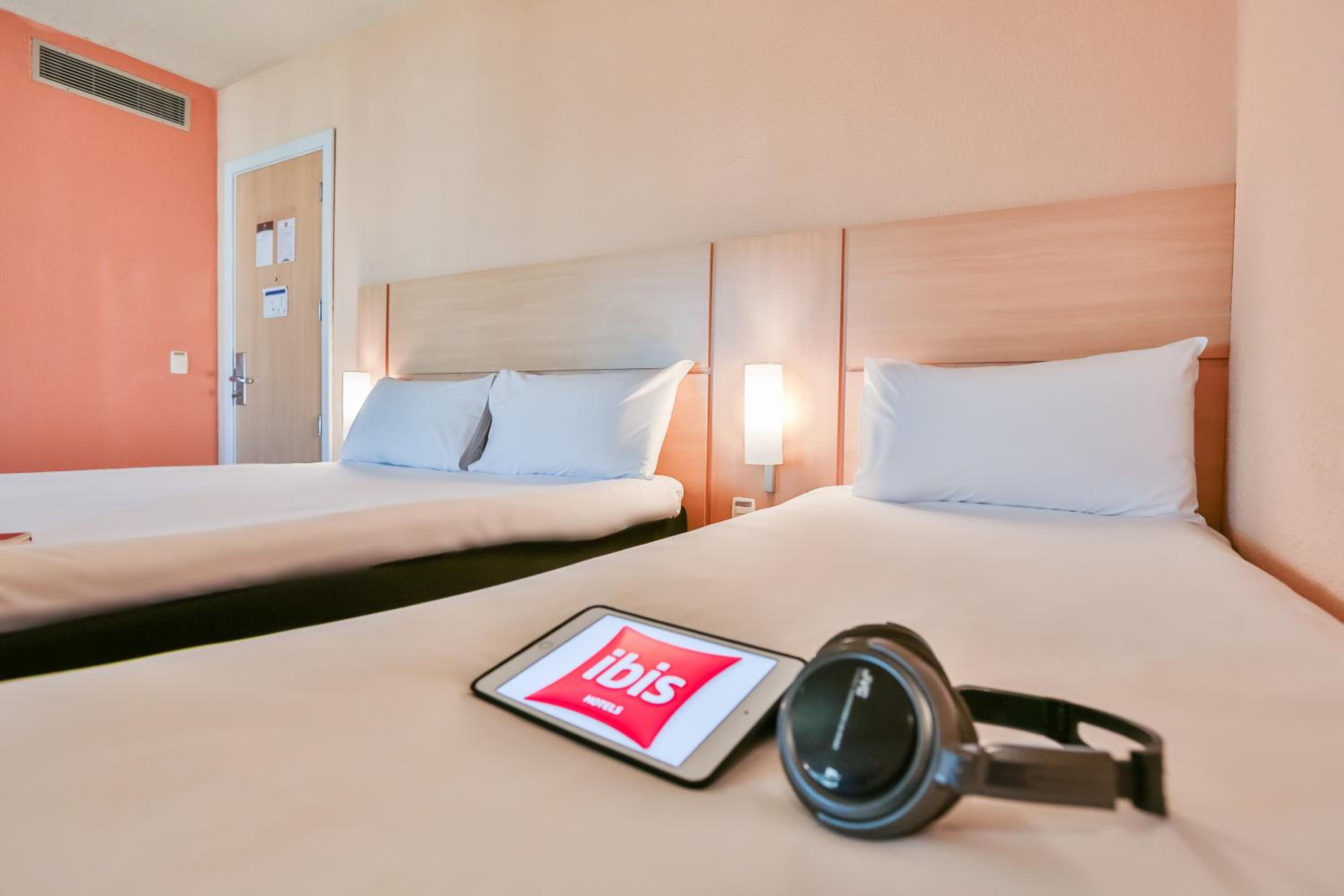 Standard Room with One Double Bed and One Single Bed - Photo 7