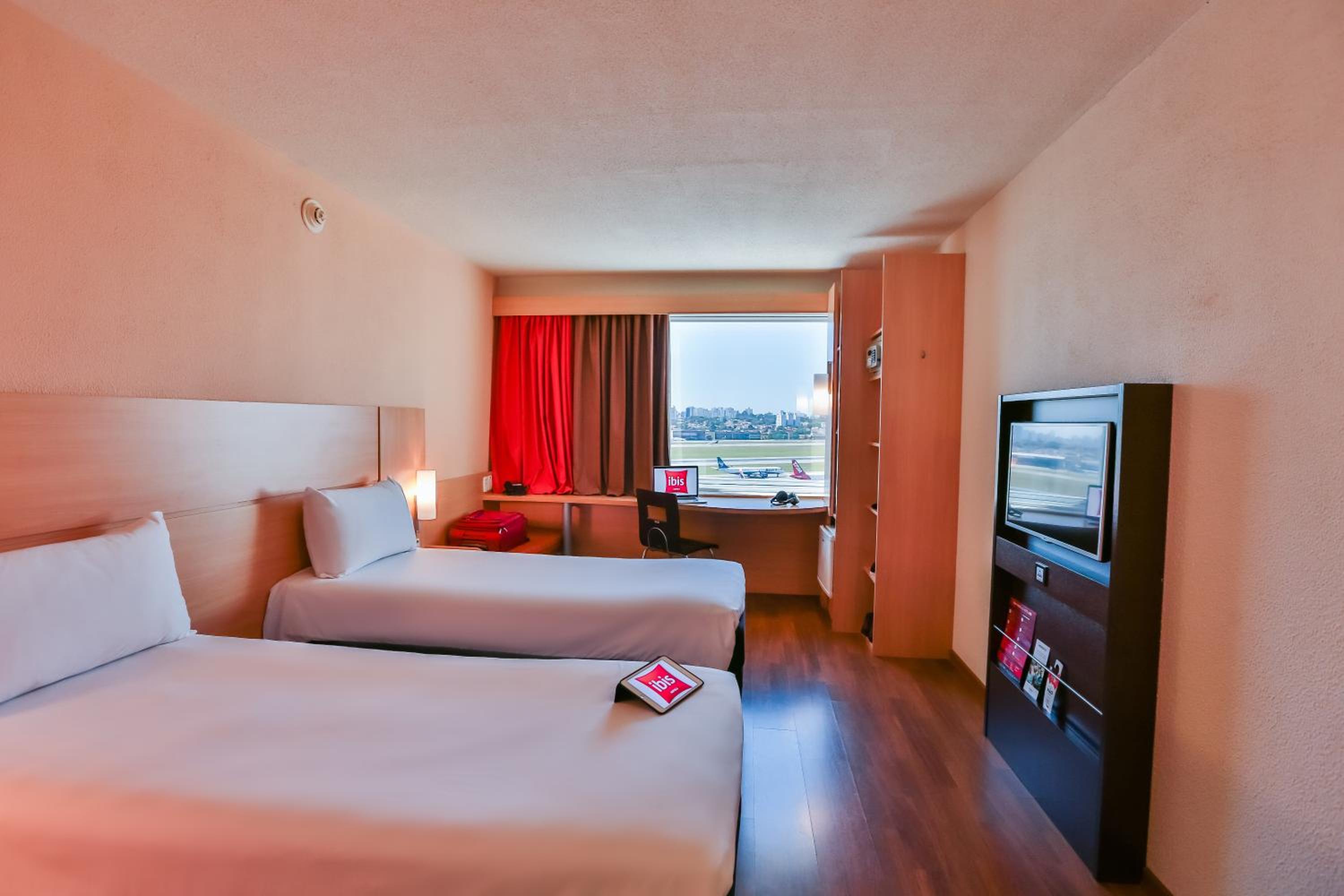 Standard Twin Room thumbnail 6