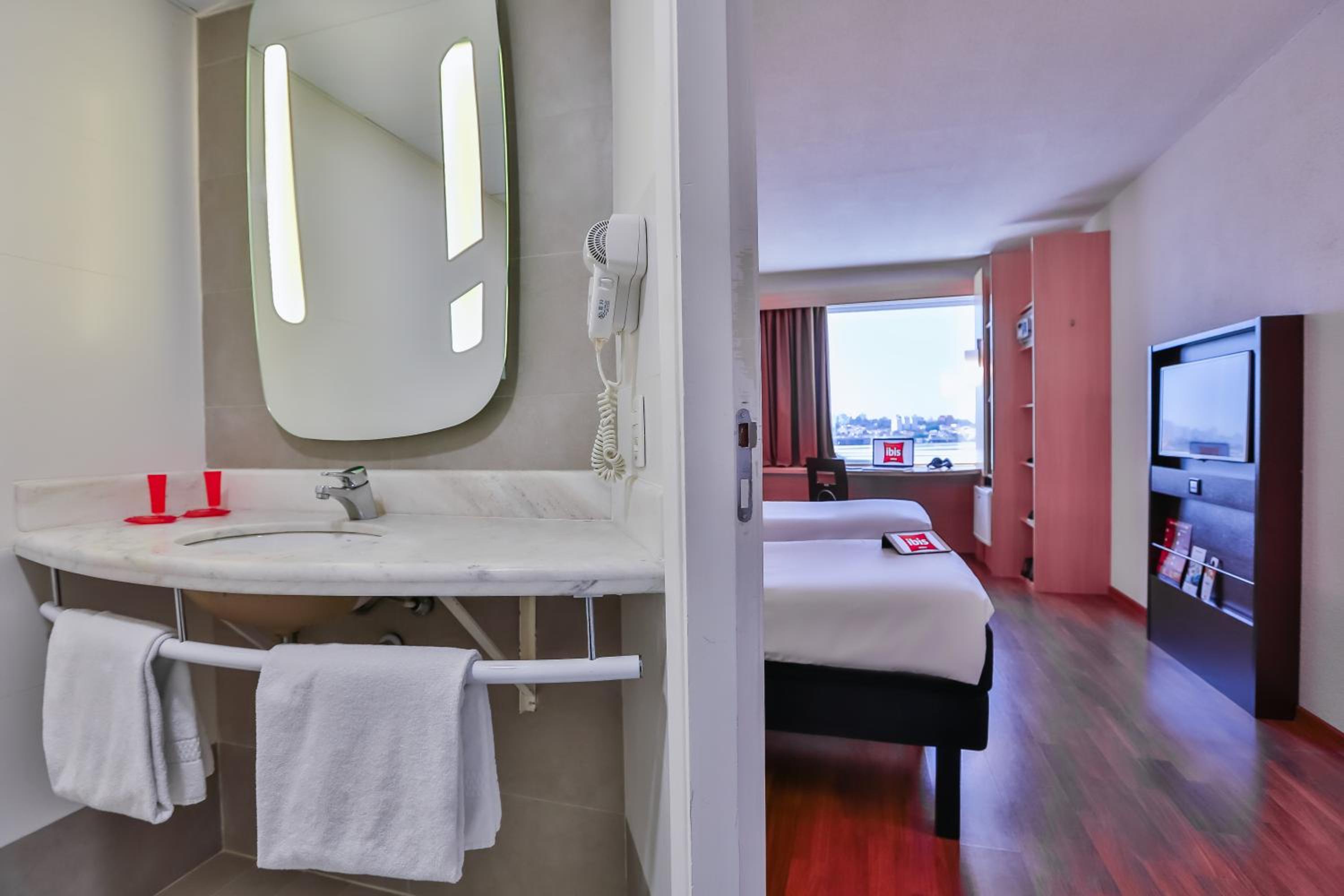 Standard Twin Room - Photo 9