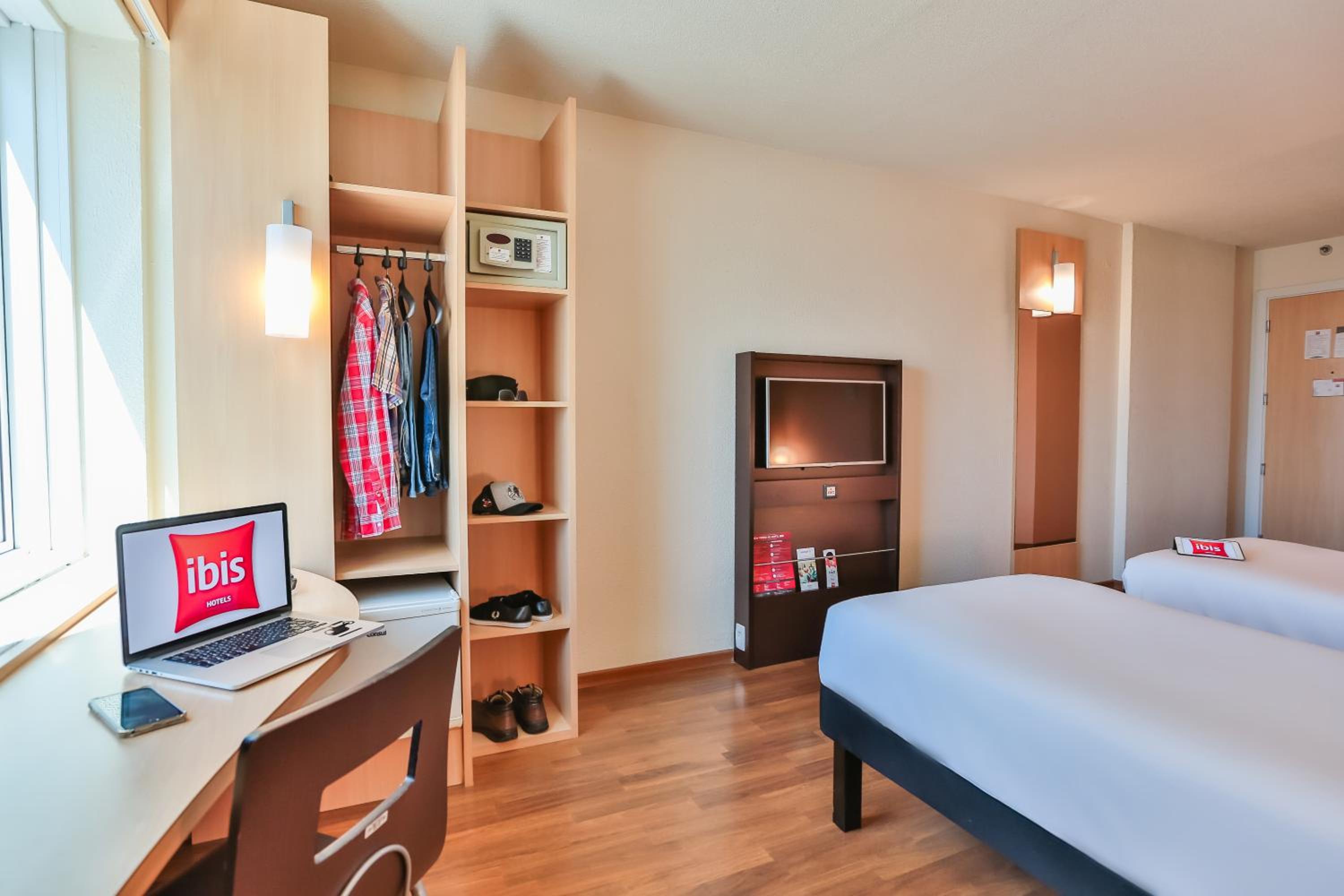 Standard Twin Room - Photo 8