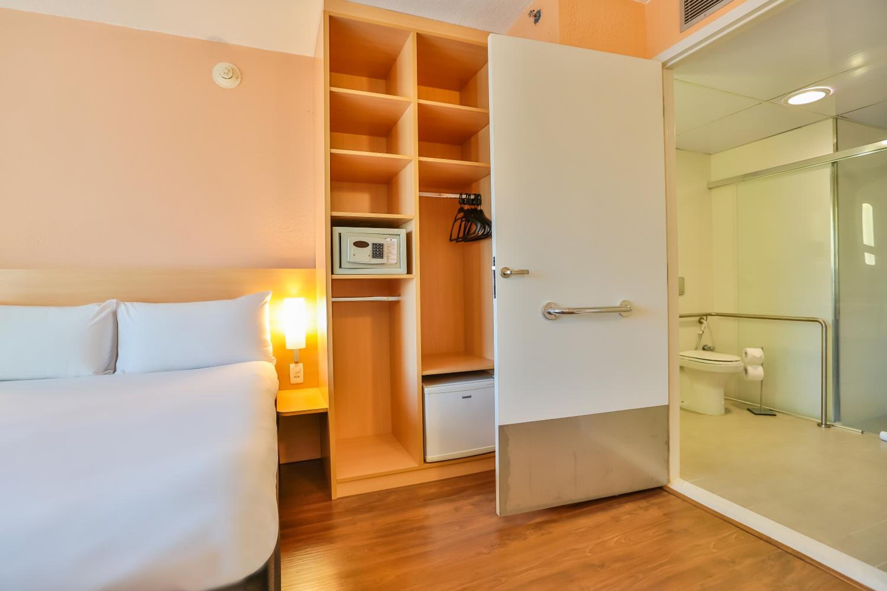 Standard Double Room - Disability Access thumbnail 5