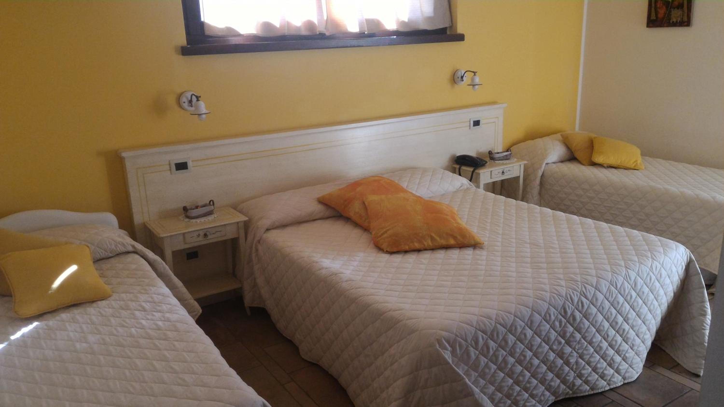 Family Room (2 Adults + 2 Children) - Photo 2