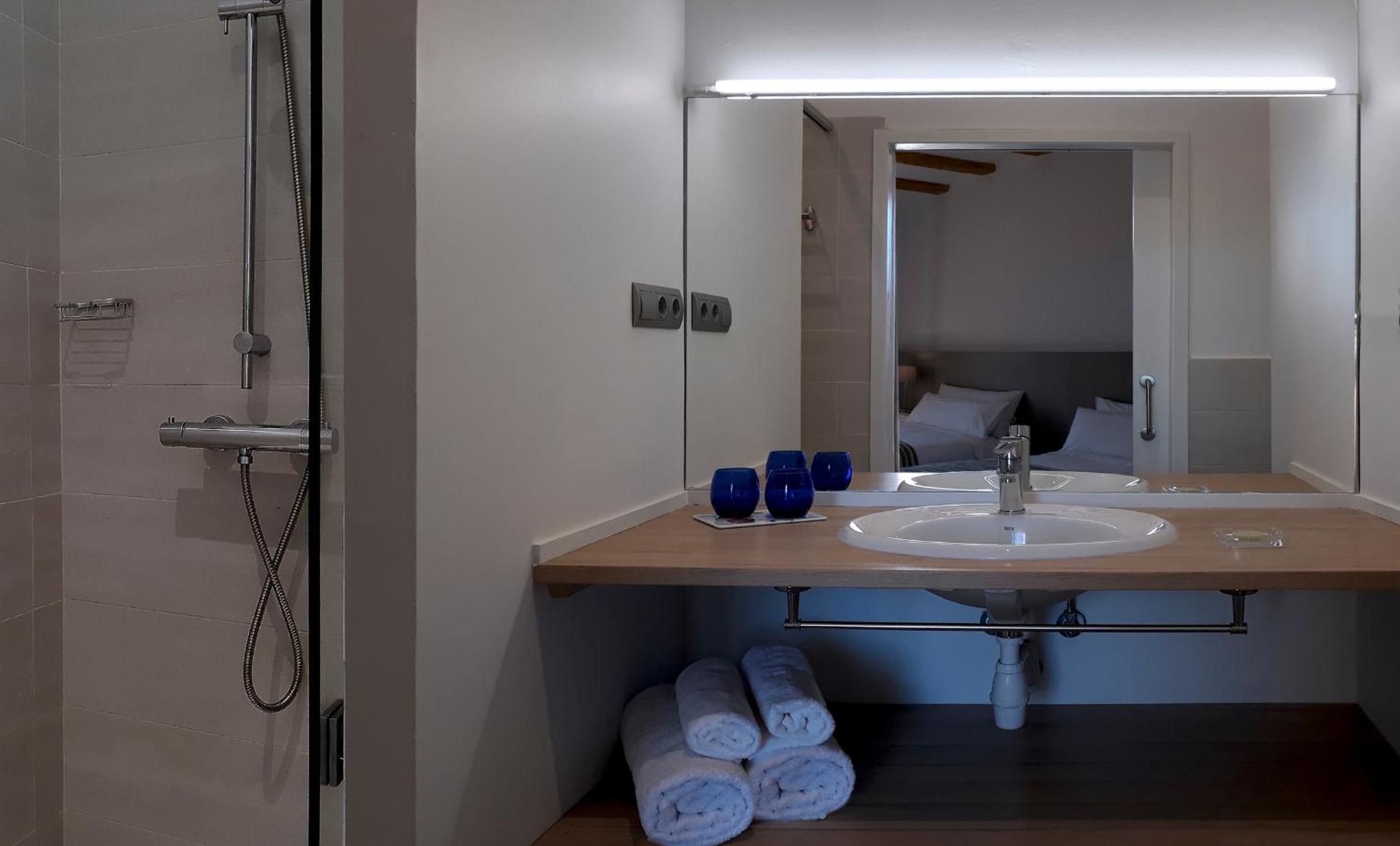 Twin Room with Private Bathroom - Photo 2